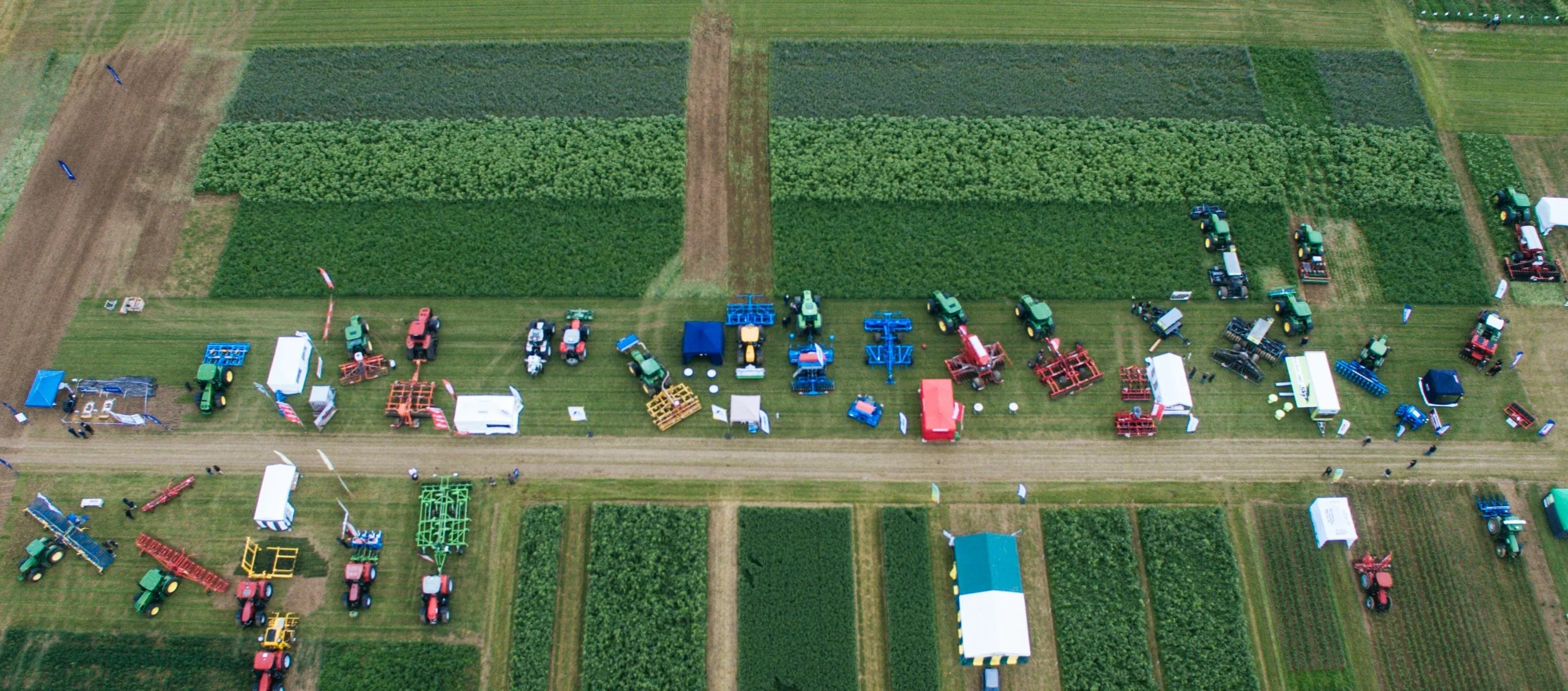 Festival de l'Agriculture Vue aérienne d'une exposition agricole avec des tractors, des stands