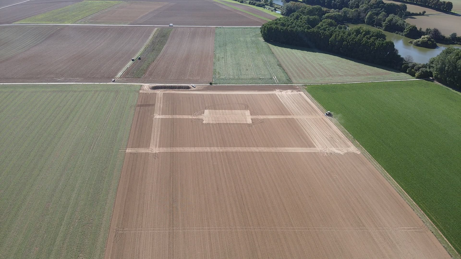 Vue aérienne de champs agricoles avec un terrain en cours de préparation, des tracteurs Agriculture de conseravtion plateforme ACS