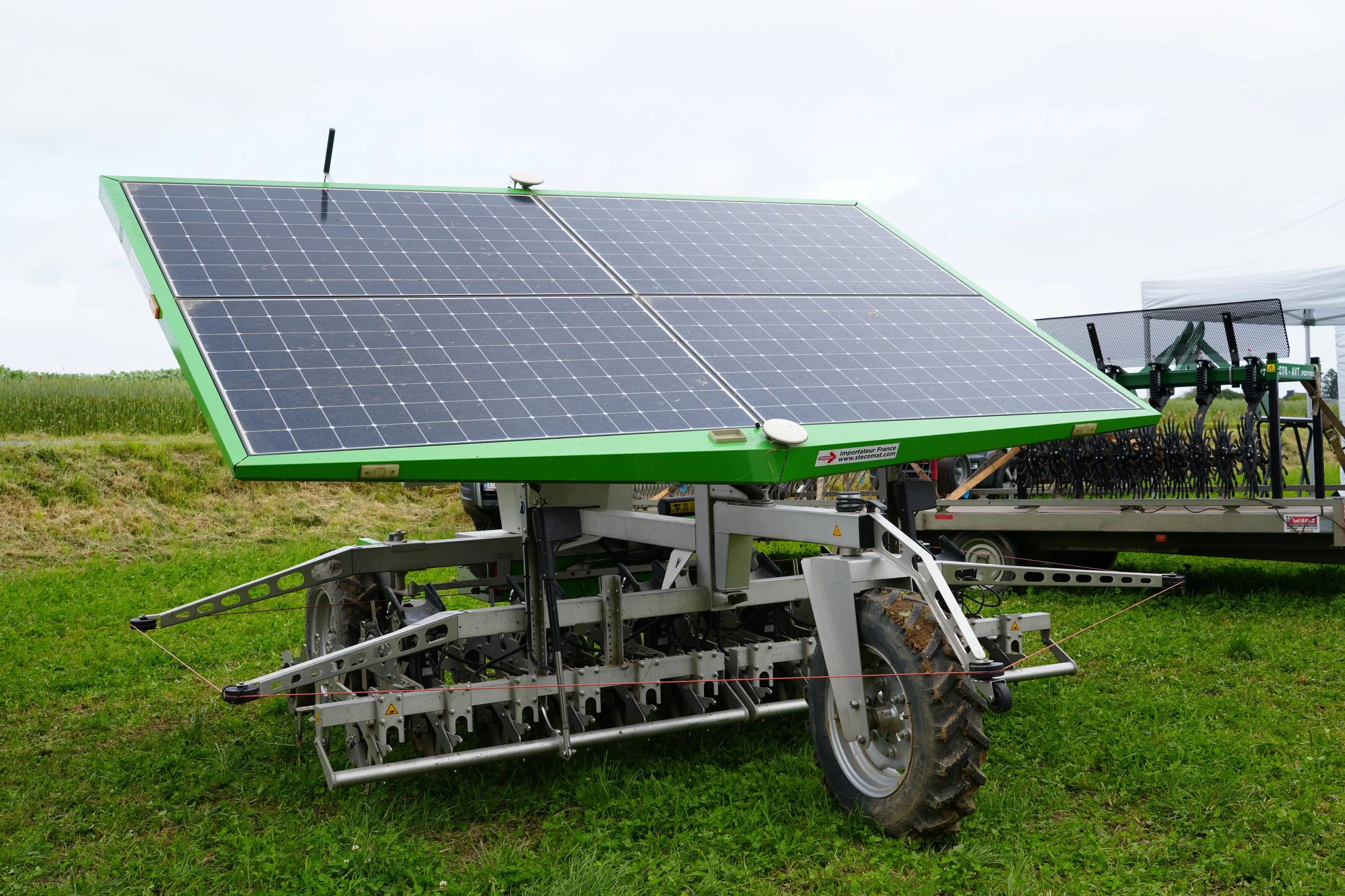 Festival robotique Un tracteur équipé de panneaux solaires sur un champ