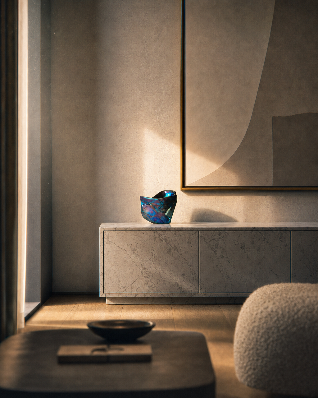 Interior moderno con sottile vanità di marmo, grande quadro con cornice dorata, e una scultura in vetro blu iridescente posizionata sul mobile.