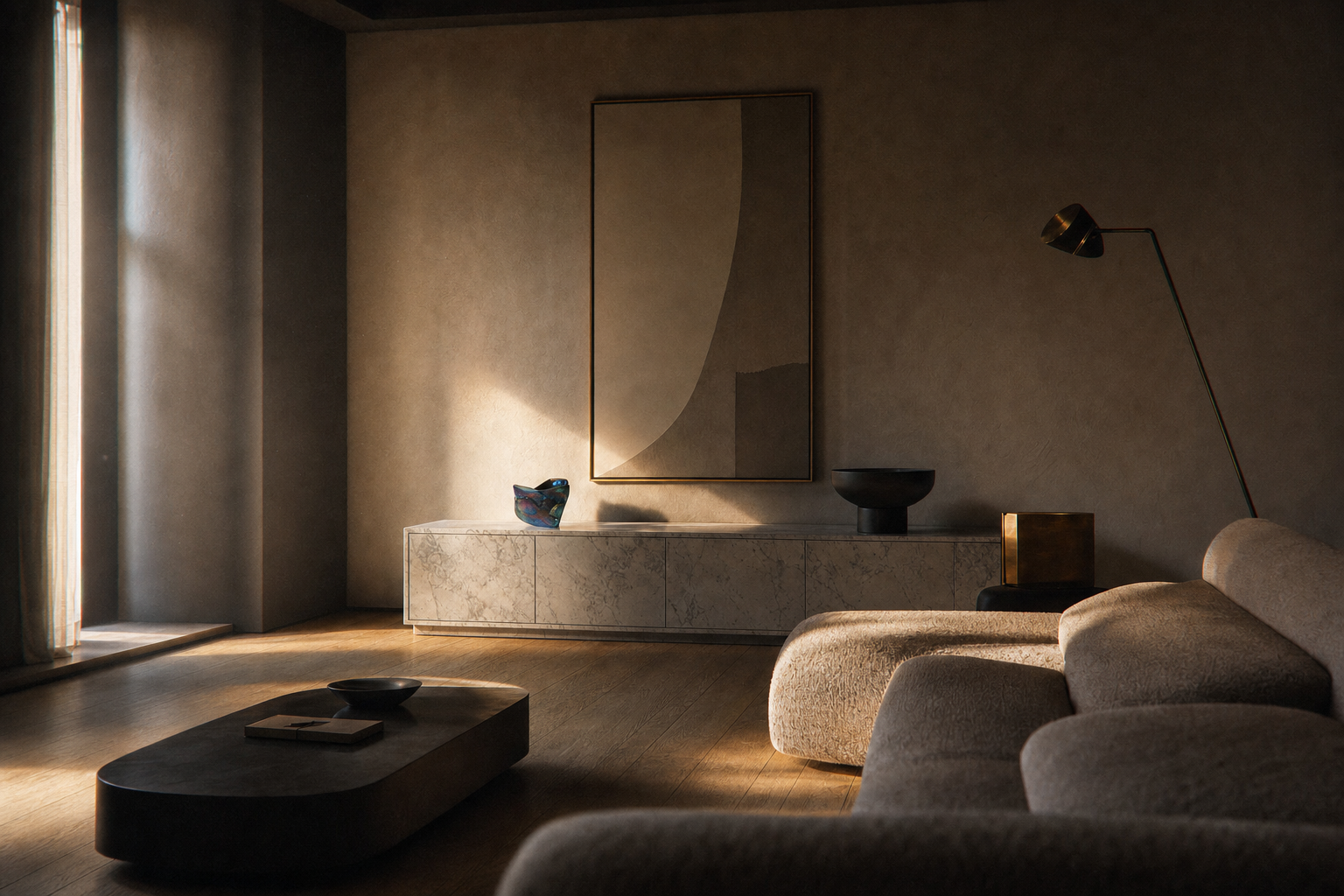 Interno di un soggiorno con arredamento minimale, divano beige, tavolino scuro, specchio grande, lampada da terra nera, mobili decorativi in nero e oro, illuminazione soffusa.