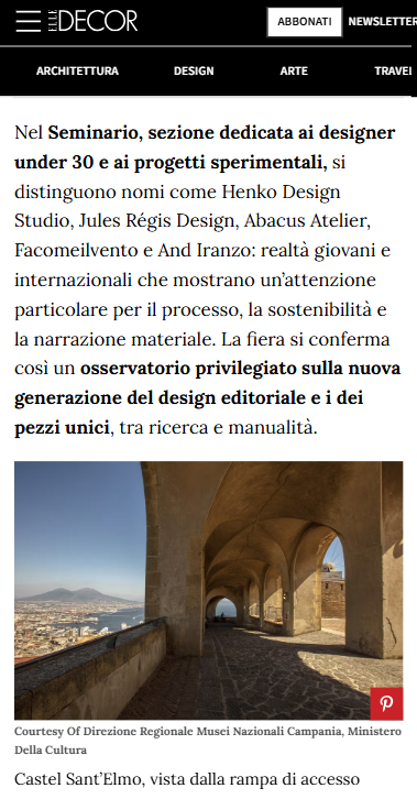 Pagina web di DECOR con testo in italiano e immagine del Castel Sant'Elmo visto dalla rampa di accesso, sotto un archetto architettonico.