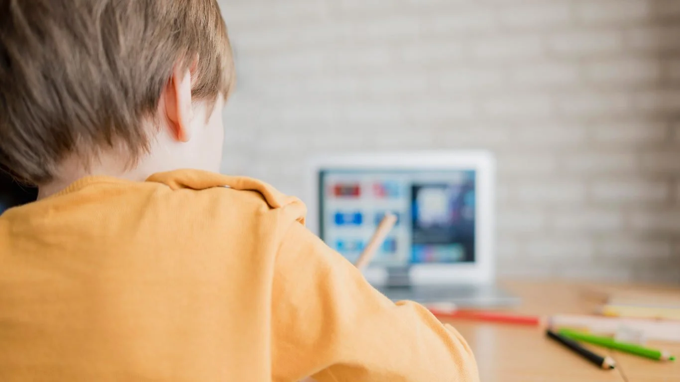 Online Child Sexual Exploitation : A Discussion Guide for Parents and Caregivers