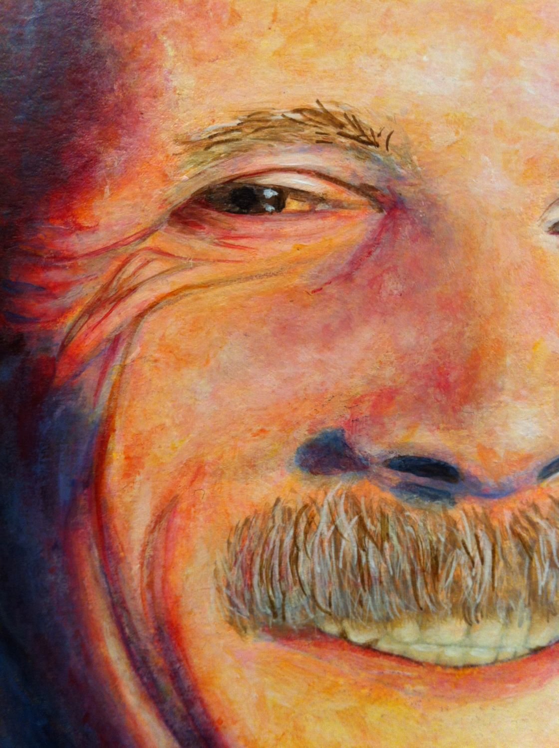 Close-up van een kleurrijk schilderij van een lachende man met een lichte huid, een snor en een glimlach.