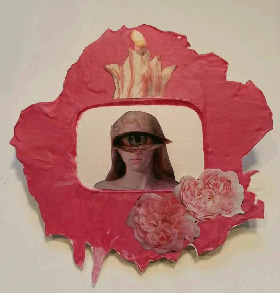 Een collage van oud-roze verf  en papier. De verf omringt een een afbeelding van een vrouw die een groot oog op haar hoofd heeft. Op de verf zijn ook rozen geplakt.