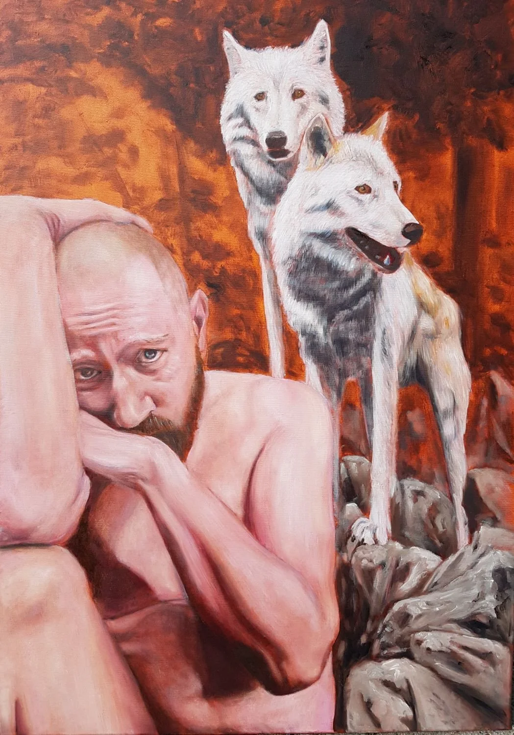 Een schilderij met een naakte man die op een knie steunt met op de achtergond twee witte wolven die op rotsen staan. De achtergrond is een bos met oranje en donkere tinten.