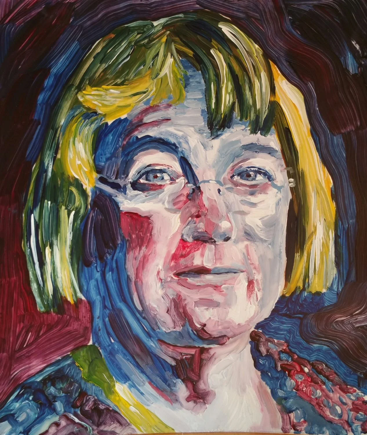 Expressieve portretschilderij  van een wat oudere vrouw met blond haar, blauwe ogen  en bril, geschilderd met dikke verfstreken in felle kleuren.