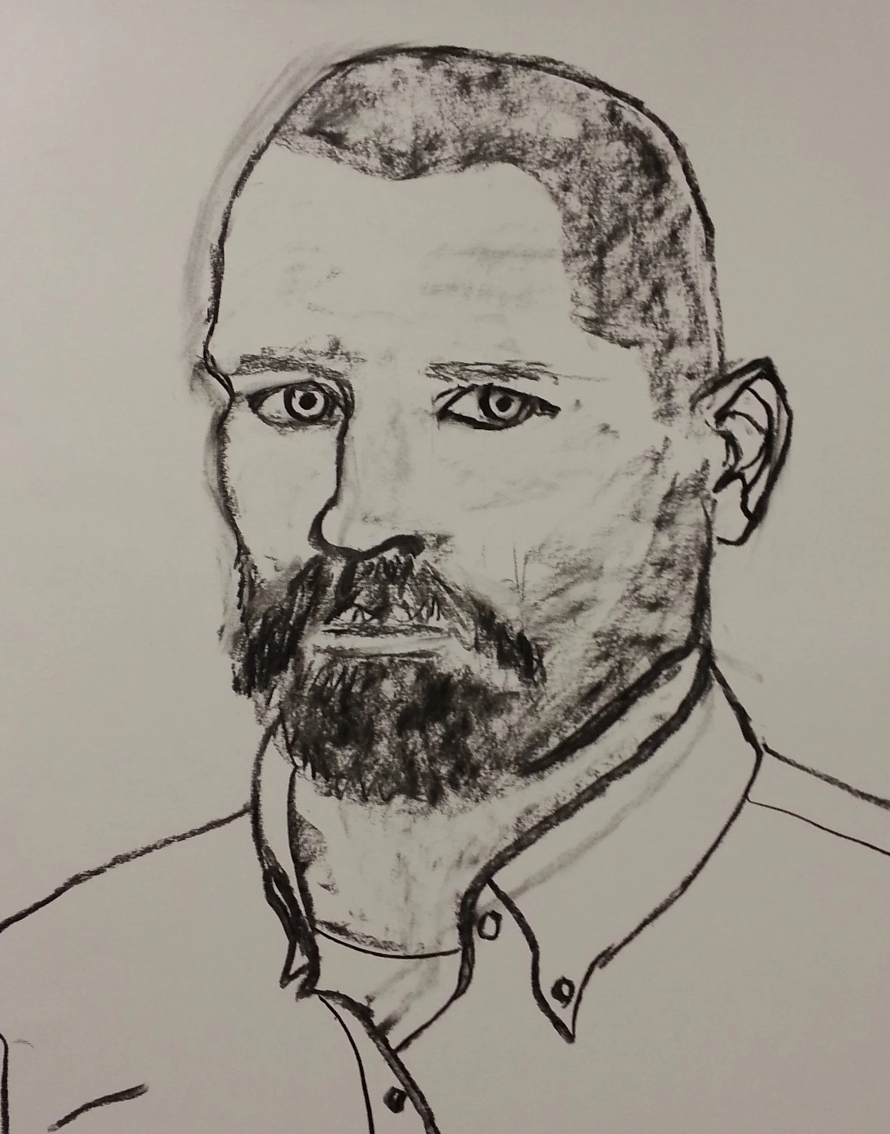 Een schets van een man met een baard en een korte geschoren coupe. Hij draagt een overhemd met knopen.