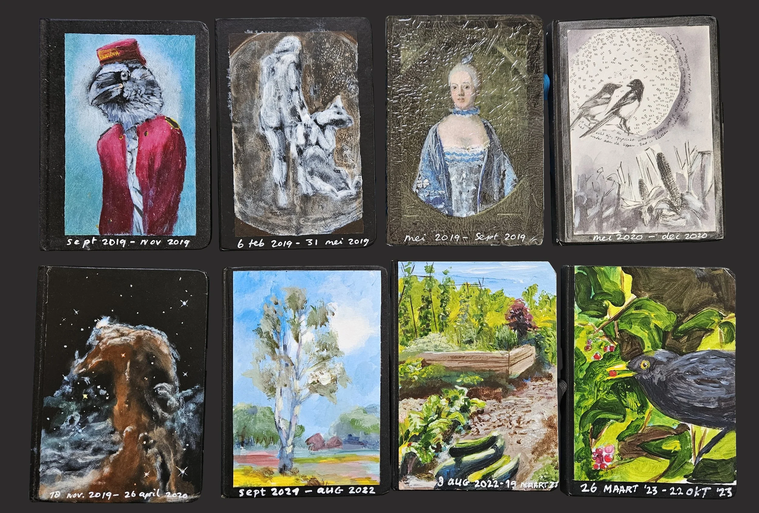 Fot van 8 handbeschilderde dagboekjes met verschillende afbeeldingen: een man met vogelkop, een man die een hond meezeult, met een afbeelding van Belle van Zuylen, eksters bij een maisveld, een nebula, een berk, een moestuin en een merel in een heg.
