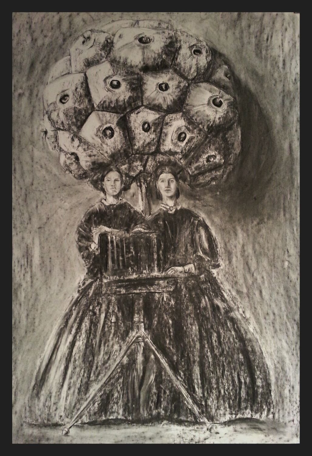 Houtskooltekening van twee vrouwelijke pioniers van de fotografie met hun camera en op de achtergrond een uitgevergroting van een zaaddoos die door Karl Blossfeldt is gefotografeerd