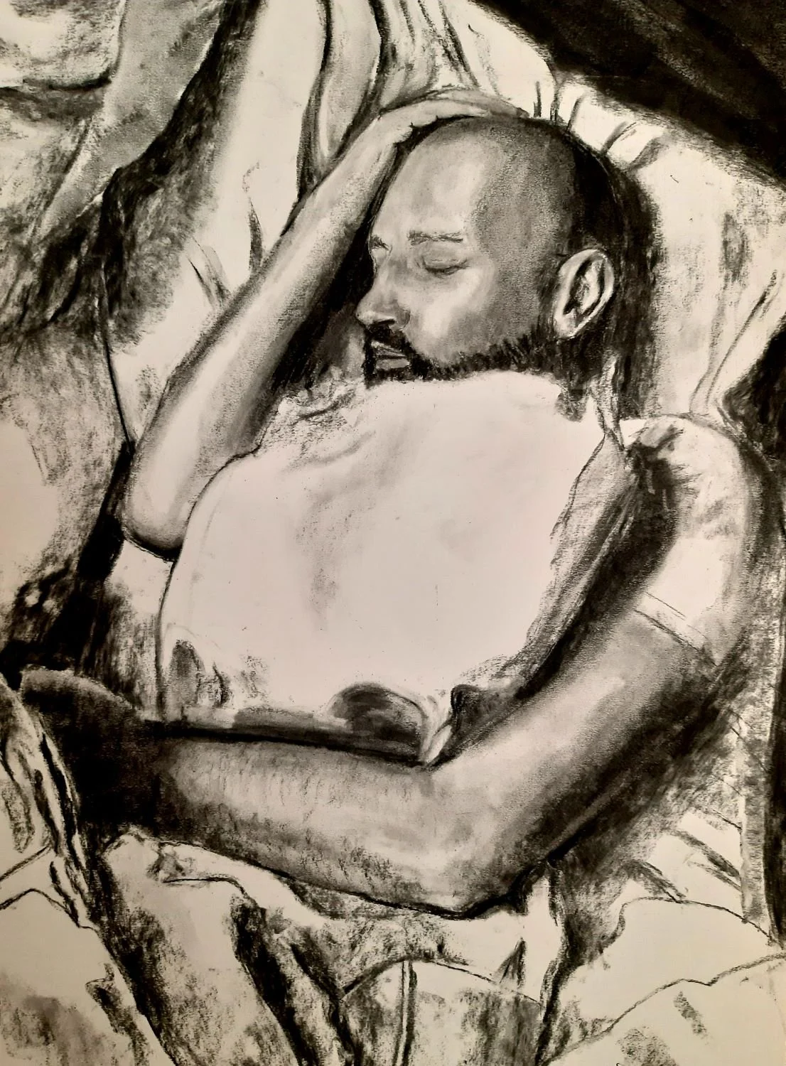 Zwart-wit tekening van een slapende man met een baard, gelegen op een kussen met een deken over zich, in een rustige pose.