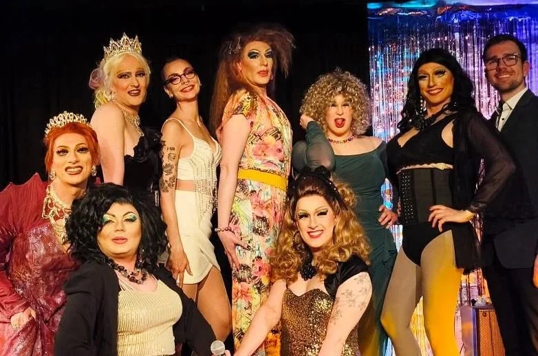 Die Keinkunst drags Köln in bunten, glamorösen Outfits bei einer Drag-Show auf der Bühne