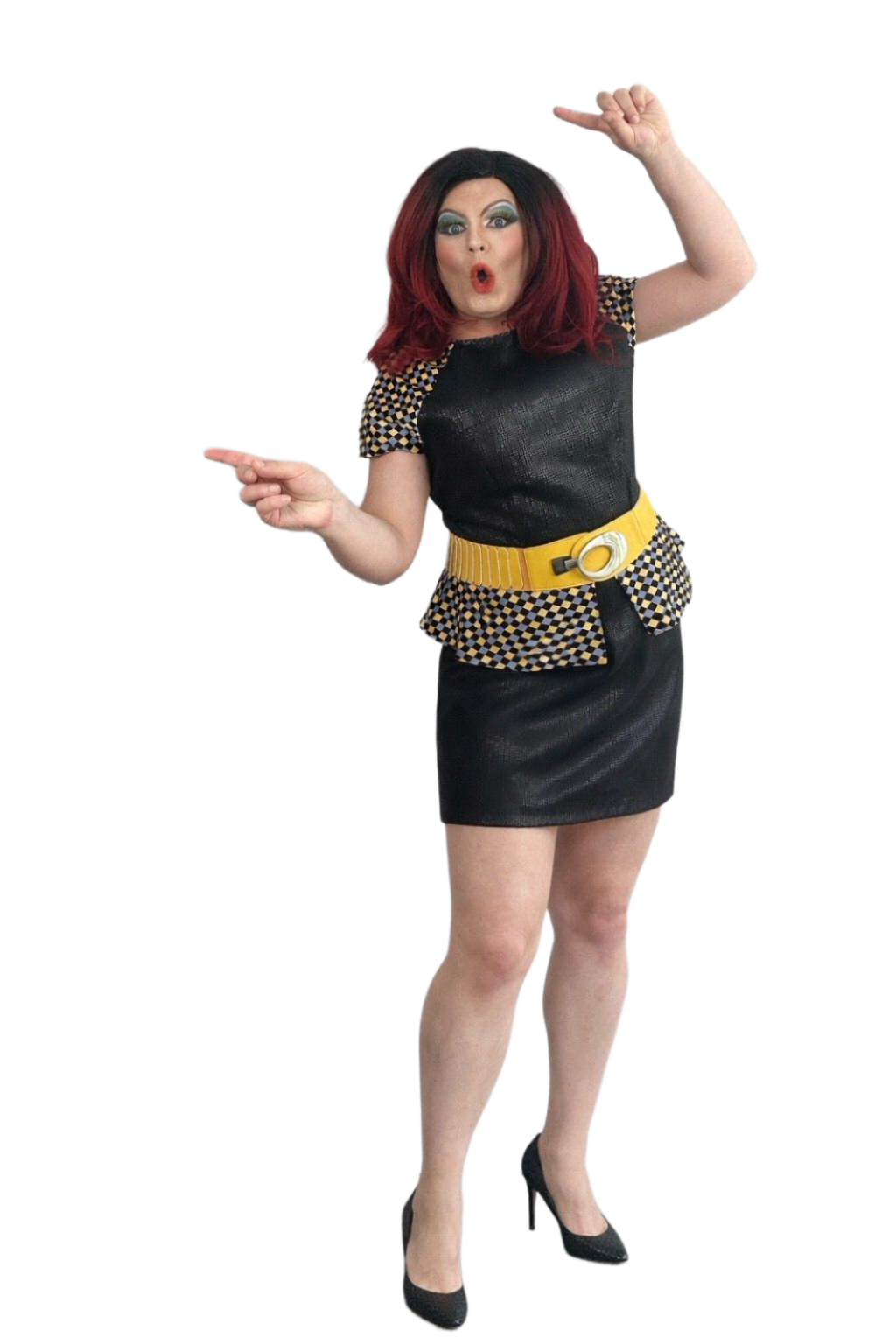 Daphne Dragee mit auffälligem Make-up, schwarzen Kleid mit gold-weißem Gürtel, schwarze High Heels, macht eine Geste mit hochgehobener rechter Hand und zeigt nach links.