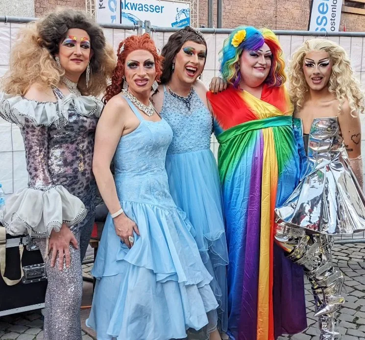 Die KeinKunst Drags Köln -  in farbenfrohen und auffälligen Kostümen und Make-up beim Straßenfest CSD ColognePride in Köln..