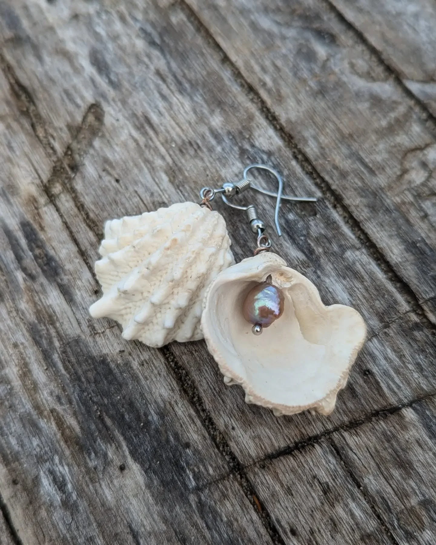 Shell earrings with black pears