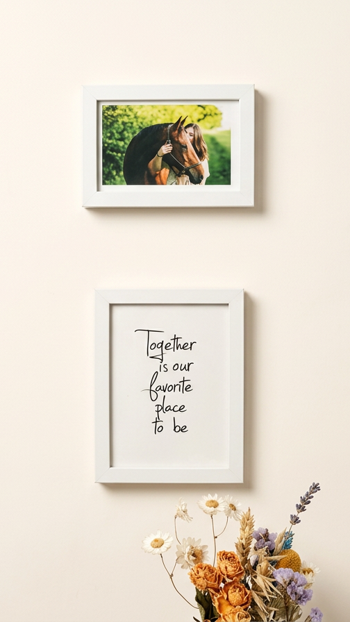 J'ai choisi de faire une place importante aux photographies imprimées dans mes collections. Emilie, ma cliente, a su magnifiquement bien habiller son mur avec de jolis cadres et des fleurs séchées.