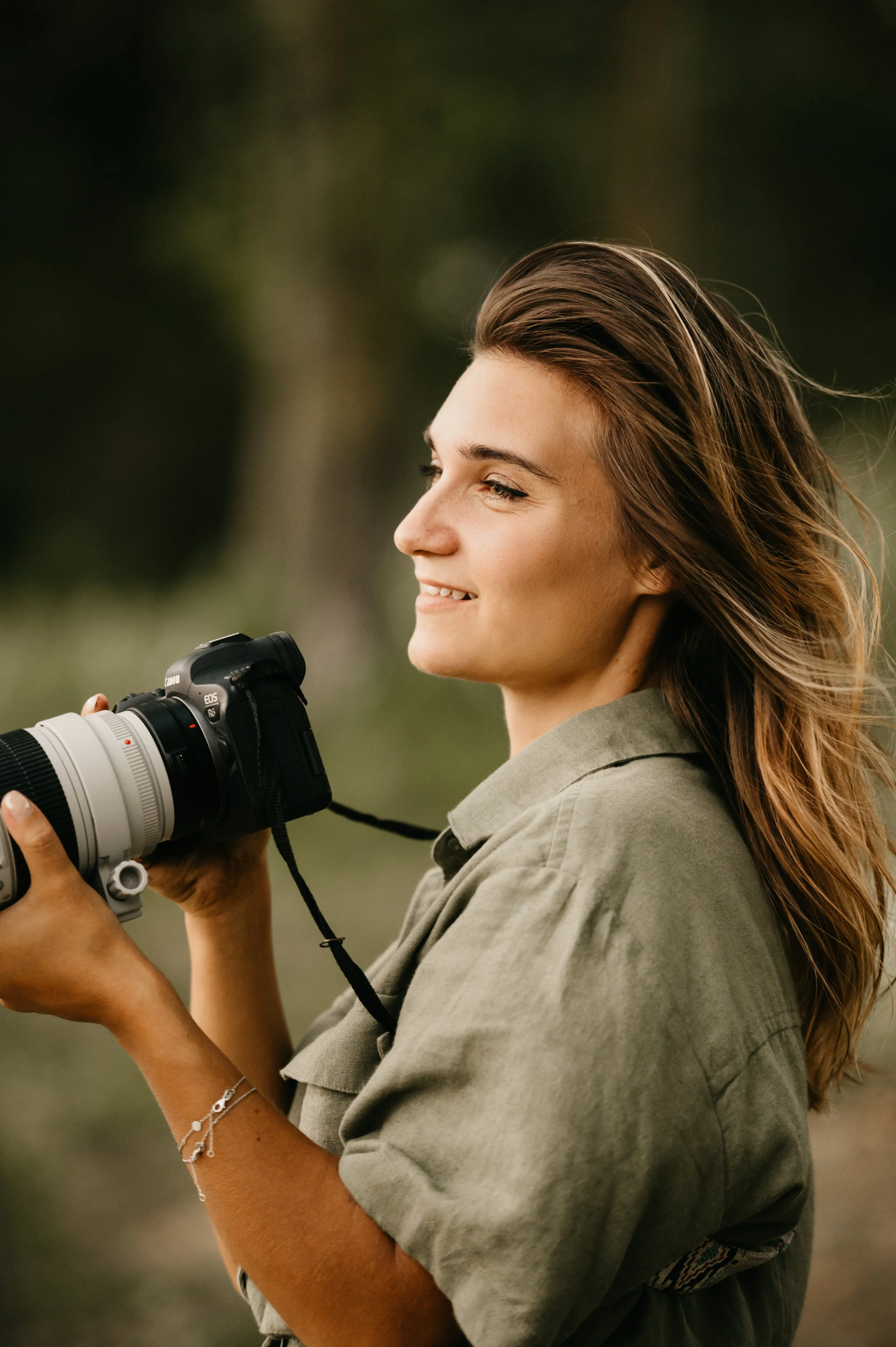 Je suis Emilie De Freitas !  Photographe en Occitanie et Nouvelle-Aquitaine · Sensible, intuitive, créative, je suis passionnée par les liens qui vous unissent.