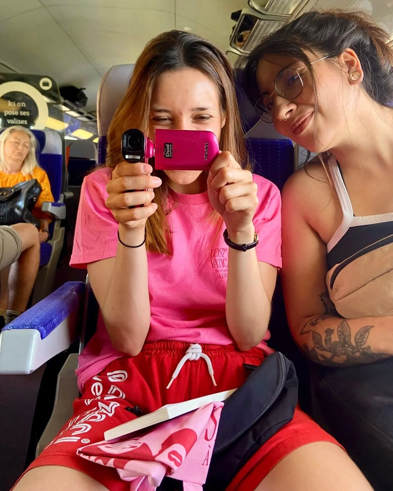 J-7 et on voit d&eacute;j&agrave; la vie en rose (&hellip;et rouge) 🩷❤️

La reine @suze_rca aux manettes de la DA 😎 merci infini

LOST IN VATICAN &agrave; @lamanufacture_avignon - L&rsquo;extra 
du 4 au 21 juillet &agrave; 13h25 🪩
Pour les 3 premi