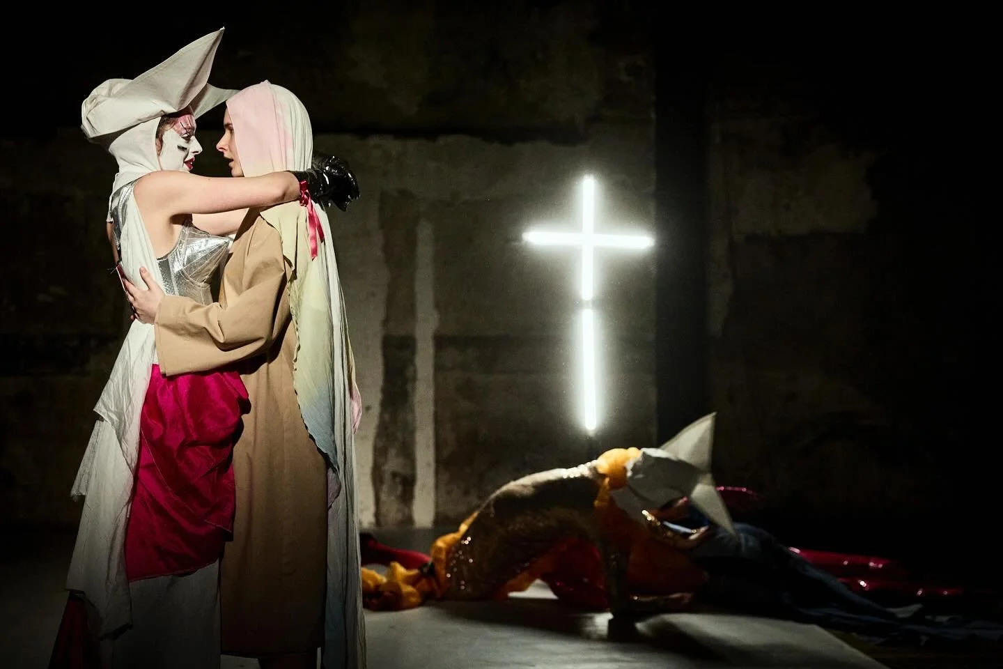 Clap de fin pour Lost In Vatican au @lmparisien 🔥
On va 💤 un peu avant de se retrouver du 6 au 10 mai au @theatrelareineblanche 

Merci infini 💜🩷❤️🧡💛💚🩵💙
Lilas Roy @elsaprovansal @clarissechati @jeanne_rs @ameliehusson @mrtnndl @antoine.rejas
