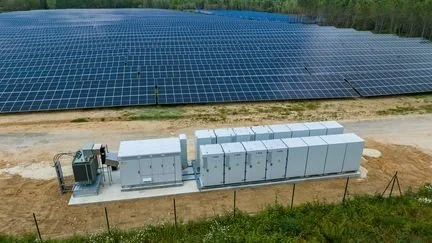 April 2024 - Astris congratulates its client Ze Energie for the successful closing of a EUR 52m debt financing of a PV/storage project located in France