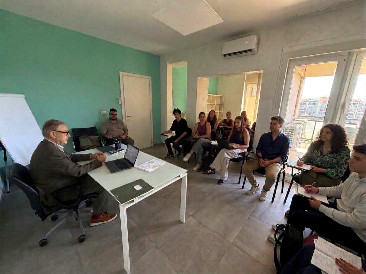 Insegnante che parla a studenti seduti in aula durante una lezione in SAPP