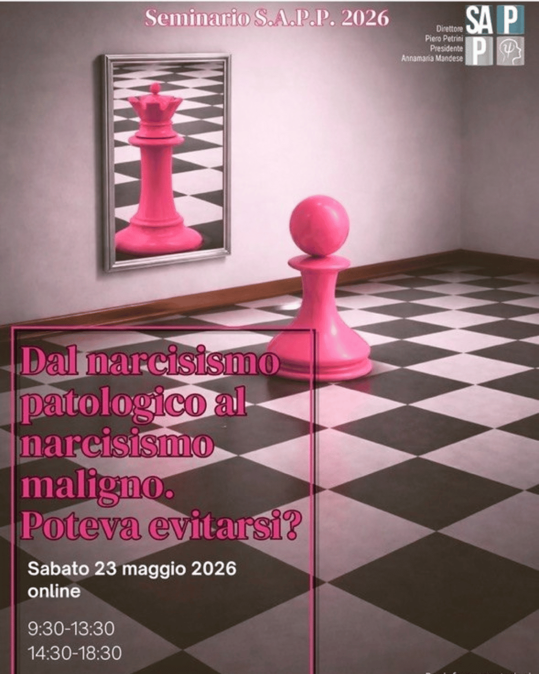 Poster di un seminario intitolato 'Dal narcisismo patologico al narcisismo maligno. Poteva evitarsi?' con una stanza con un pavimento a scacchi bianco e nero, una scultura rosa a forma di pedone di scacchi, e un quadro che riflette la scultura