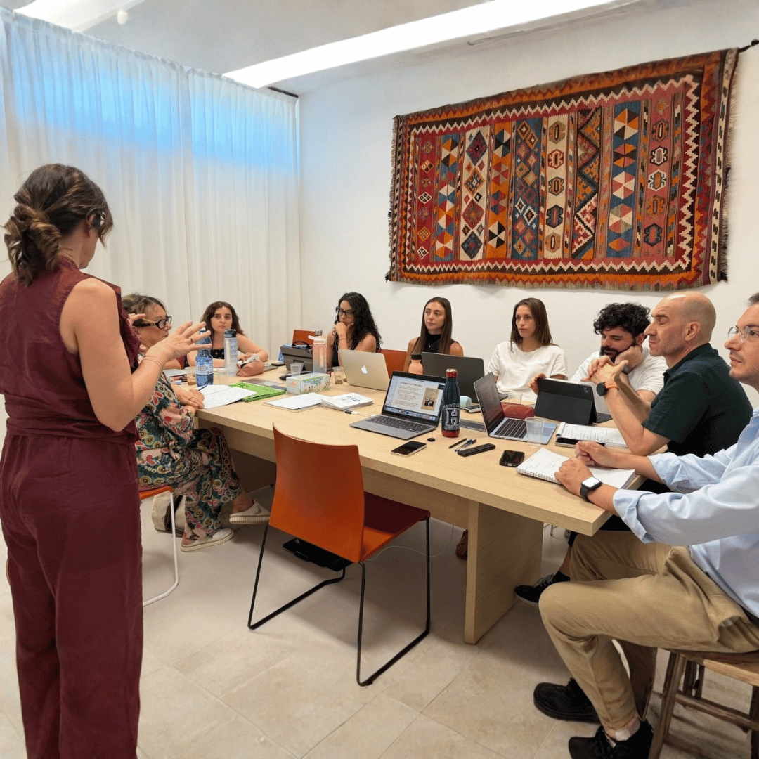 Docente di SAPP scuola di psicoterapia tiene una lezione con gli studenti del primo anno.