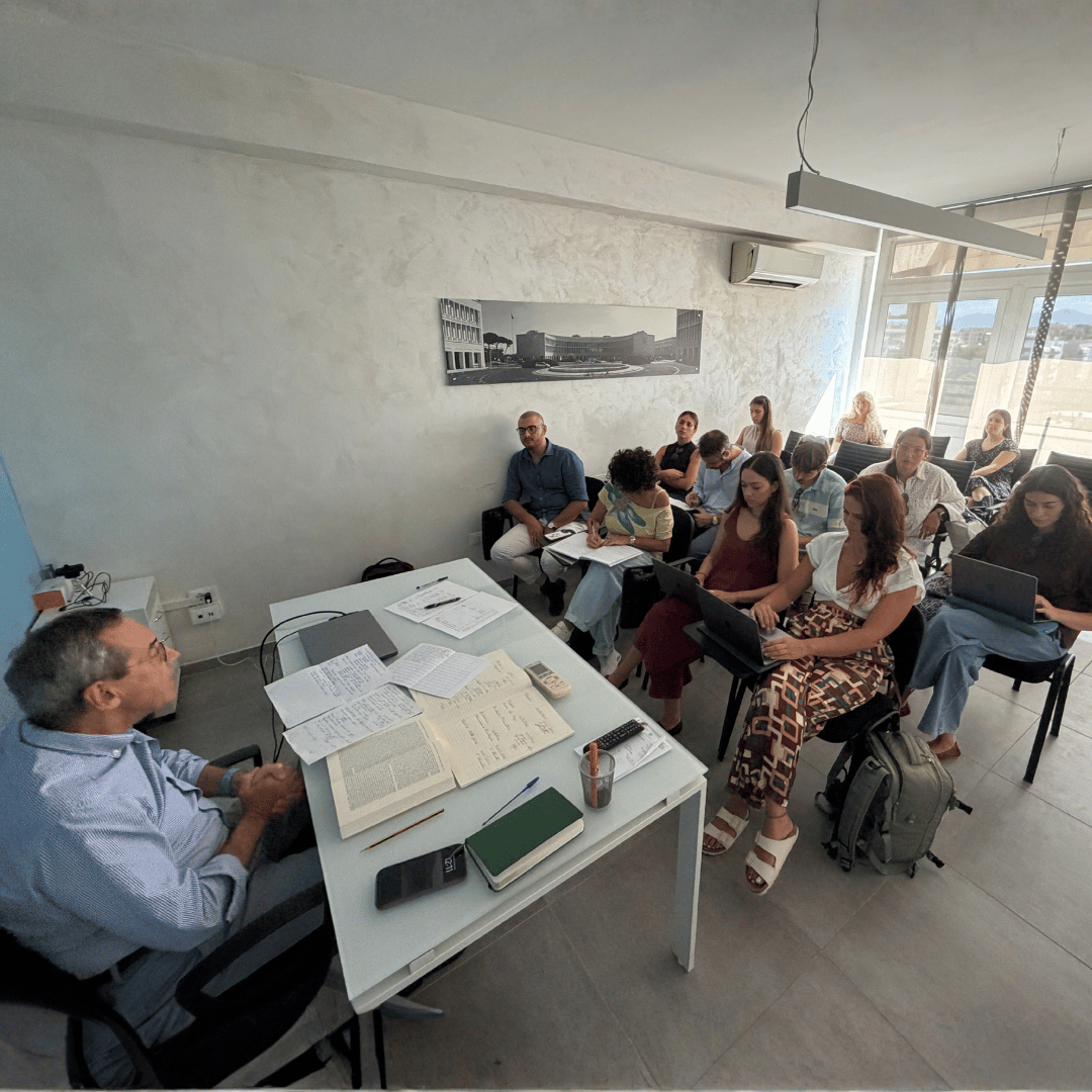 Aula didattica della scuola di psicoterapia SAPP di Roma con docente e allievi durante la formazione.