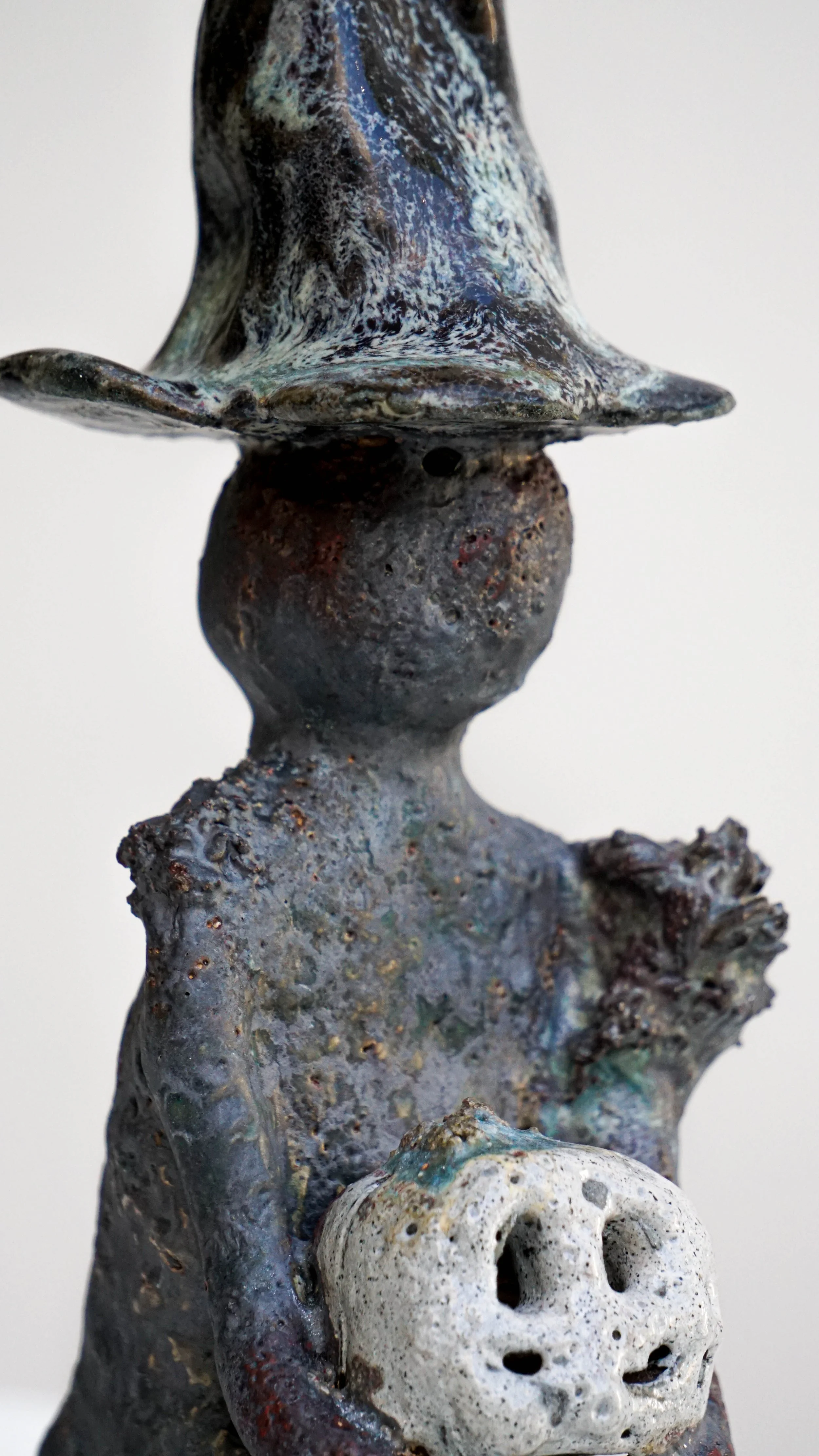 Ser oscuro No. 1 — Detail of the head, shoulders, and textured ceramic surface.