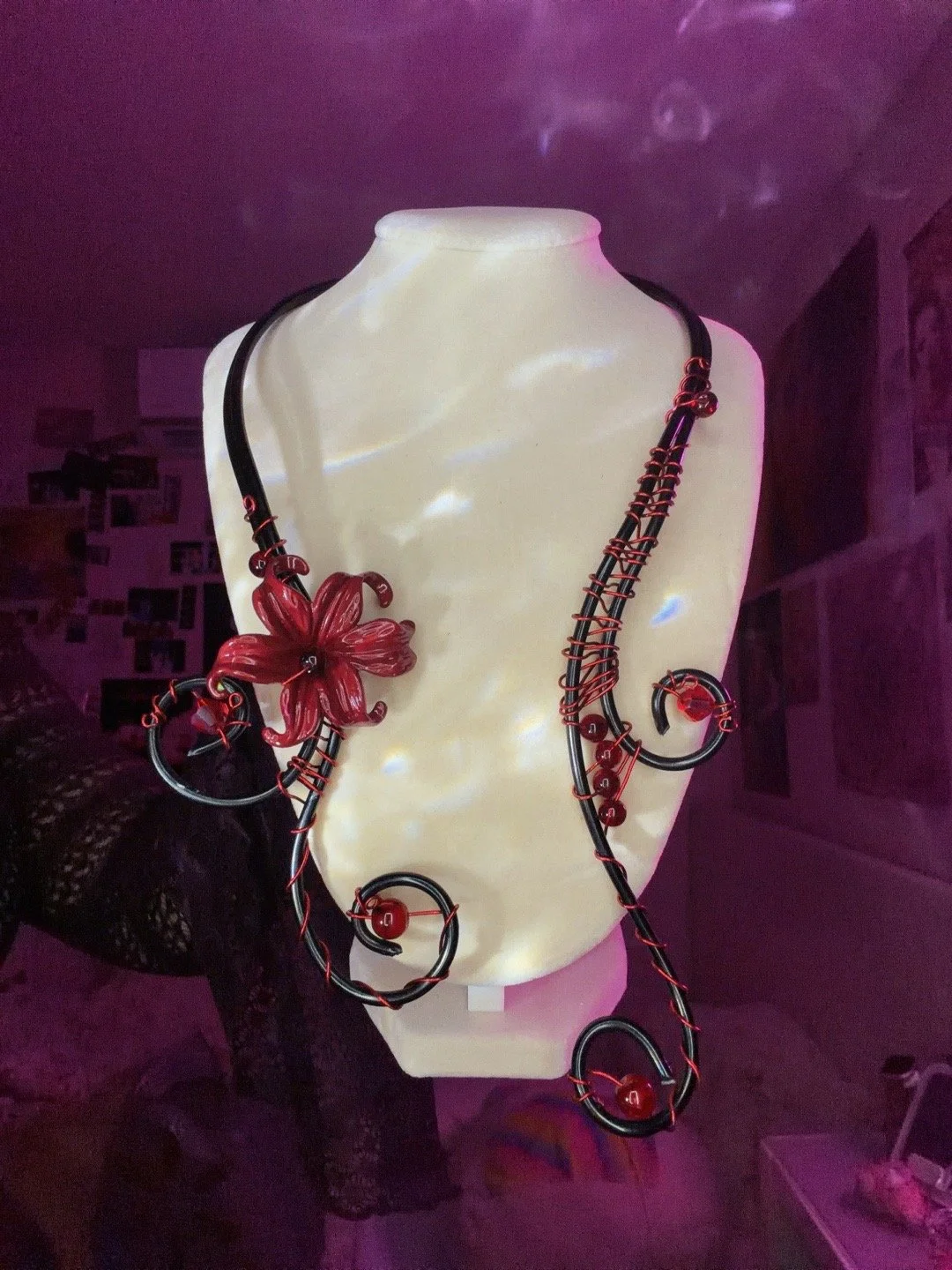 BLACK AND RED WIRE NEKLACE
