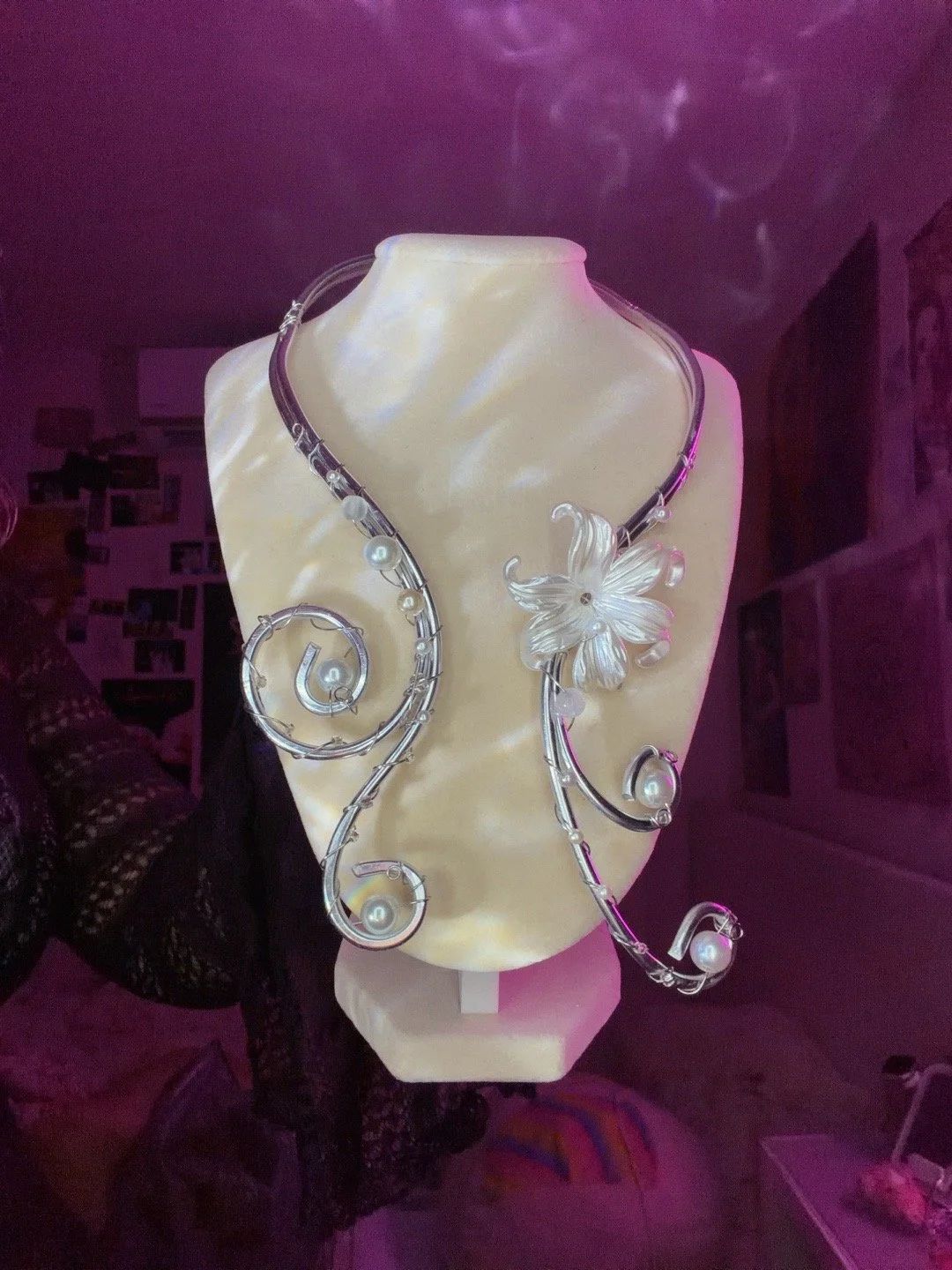 WHITE FLOWER WIRE NEKLACE