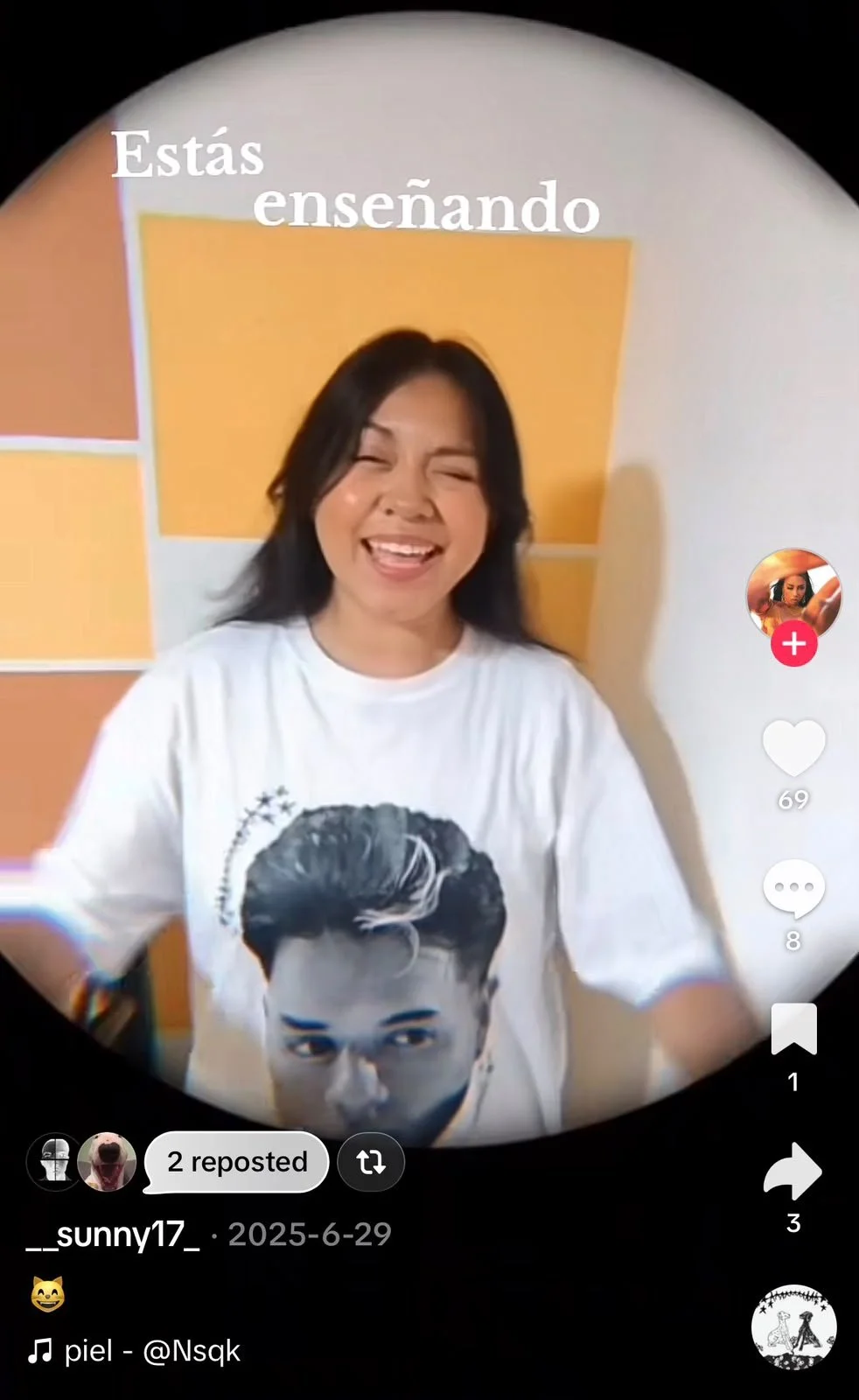 A woman smiling and wearing a white T-shirt with a printed image of a man's face. The background features orange and yellow color blocks with white lines, and text in Spanish that says 'Estás enseñando'.