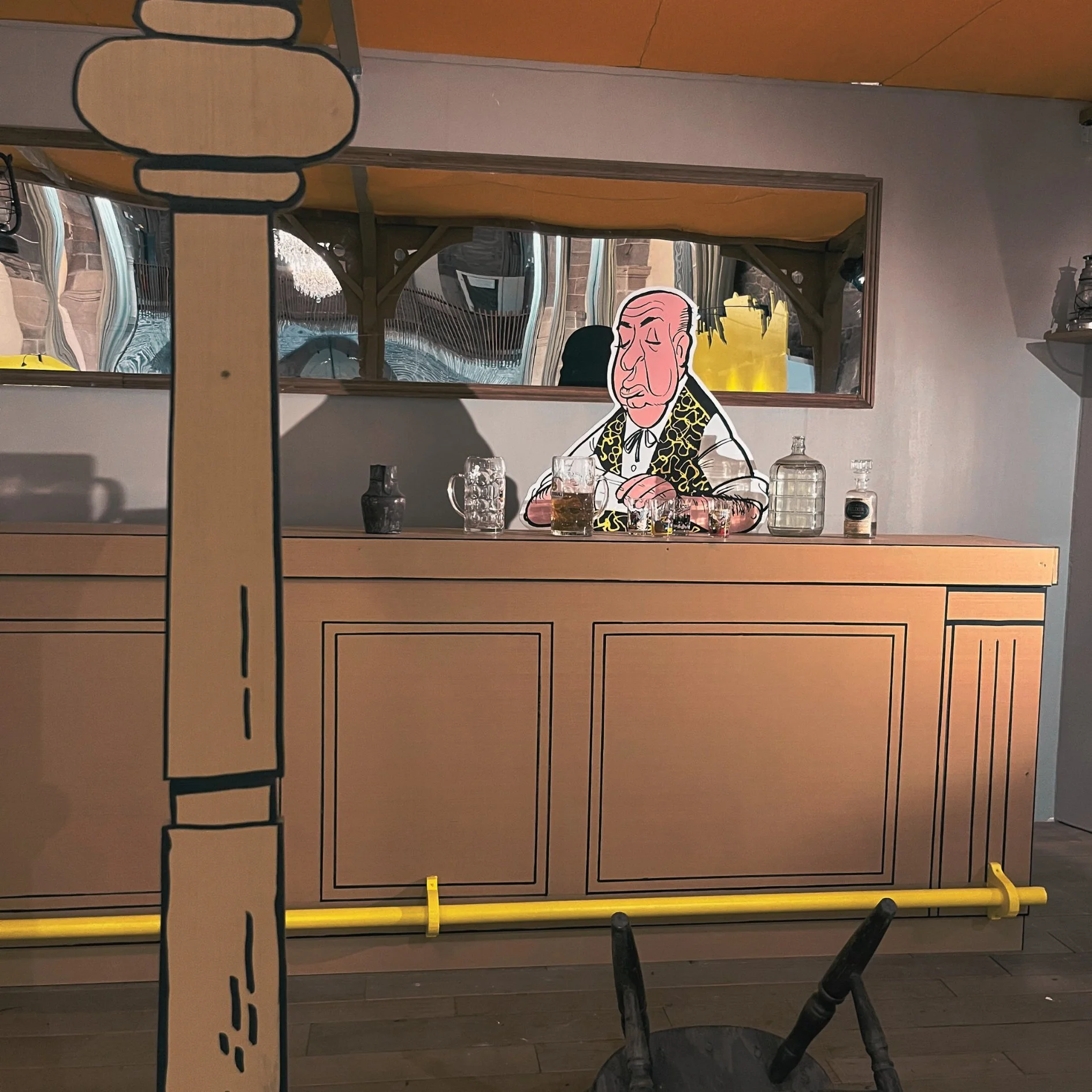 Pour nos fans de bars/caf&eacute;s mais surtout de Saloons, nous vous conseillons la superbe exposition Lucky Luke court toujours &agrave; la Chapelle Saint-Sauveur. 
Vous y retrouverez des originaux, l'histoire du cow-boy et un saloon grandeur natur
