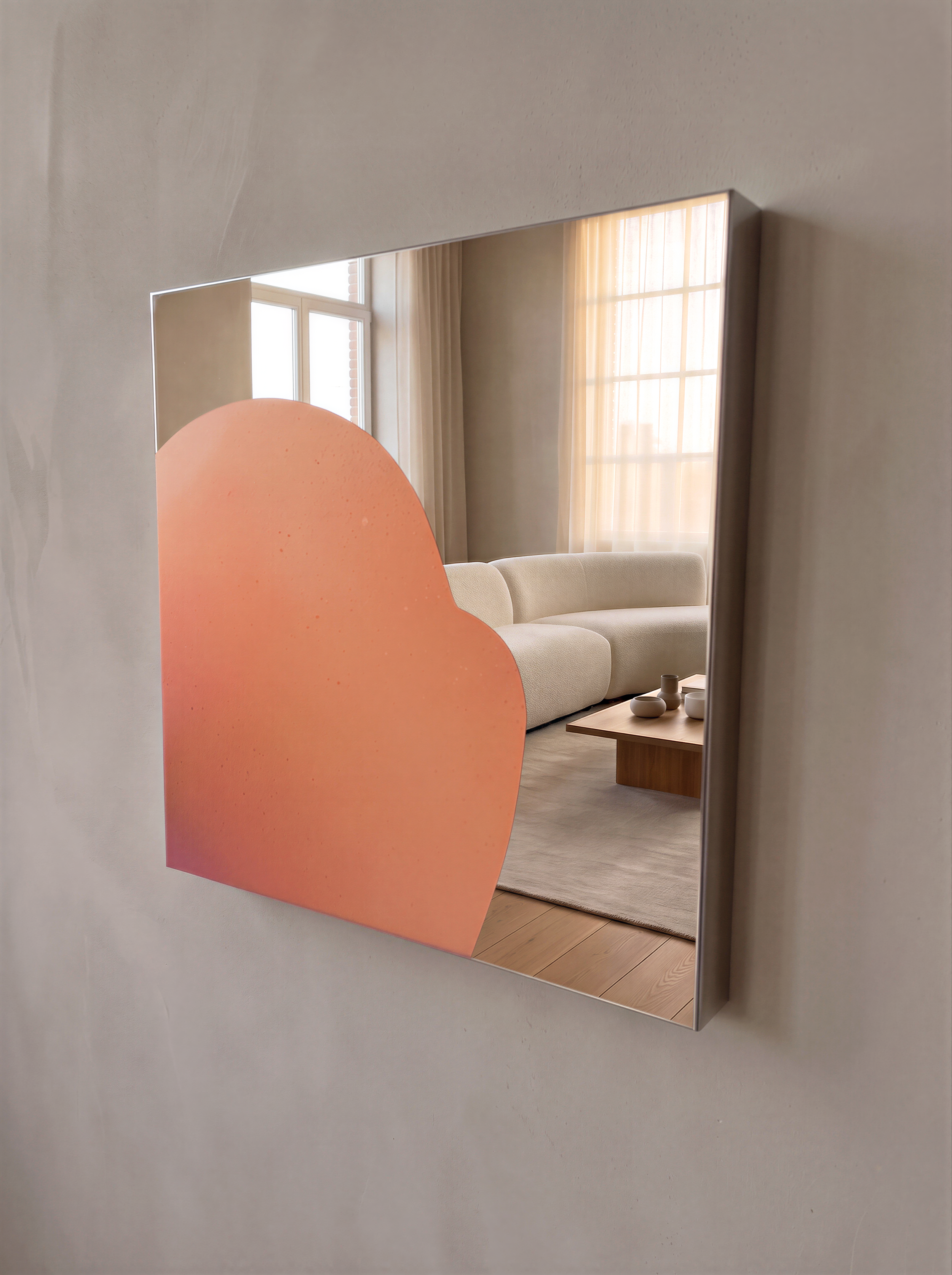 Modernes Spiegel Artwork, das in sanften Pastellfarben auf spiegelpoliertem Edelstahl gestaltet ist.  Man sieht im Spiegel ein Loft Apartment mit Sofa, großen Fenstern und hochwertiger Innenarchitektur.