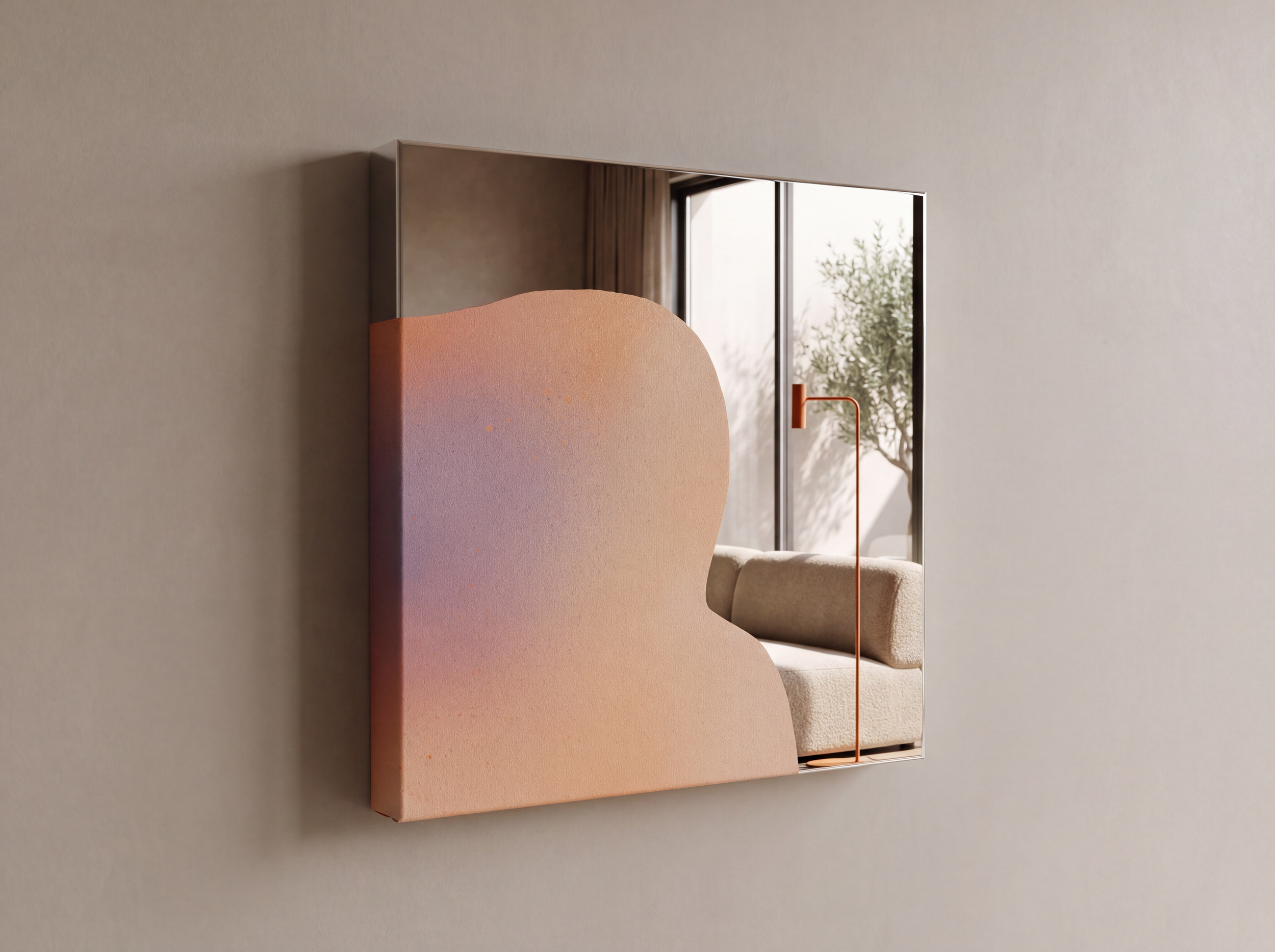 Modernes Spiegel Artwork, das in sanften Pastellfarben auf spiegelpoliertem Edelstahl gestaltet ist.  Man sieht im Spiegel ein Loft Apartment mit Blick auf Olivenbäume im Garten, davor ein Bouclé-Sofa, hochwertige Innenarchitektur.