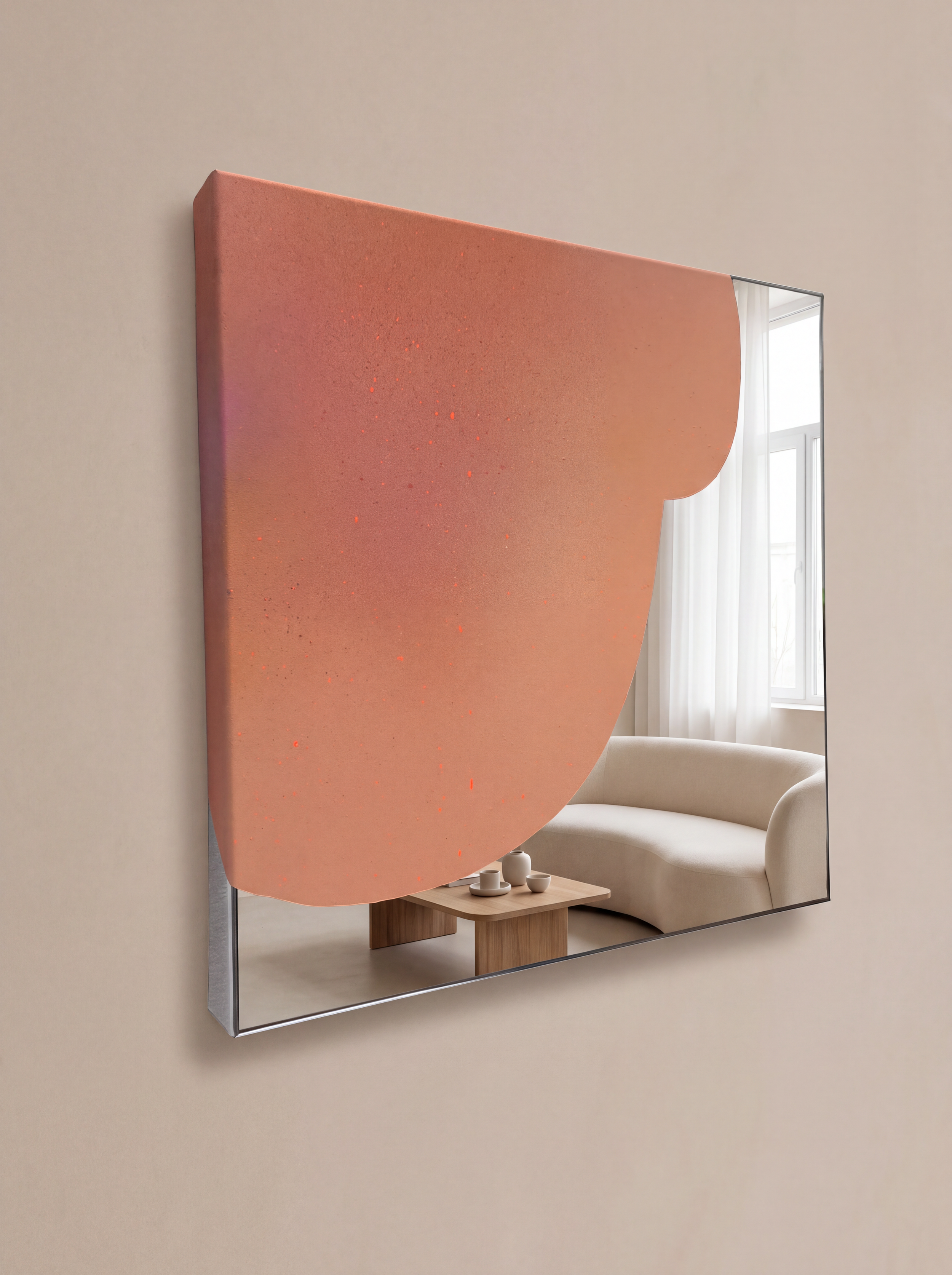 Edles Artwork auf spiegelpoliertem Edelstahl zeigt Innenaufnahme eines minimalistischen Wohnzimmers mit weißem Sofa,  großem Fenster mit Blick nach draußen, in warmem Tageslicht.
