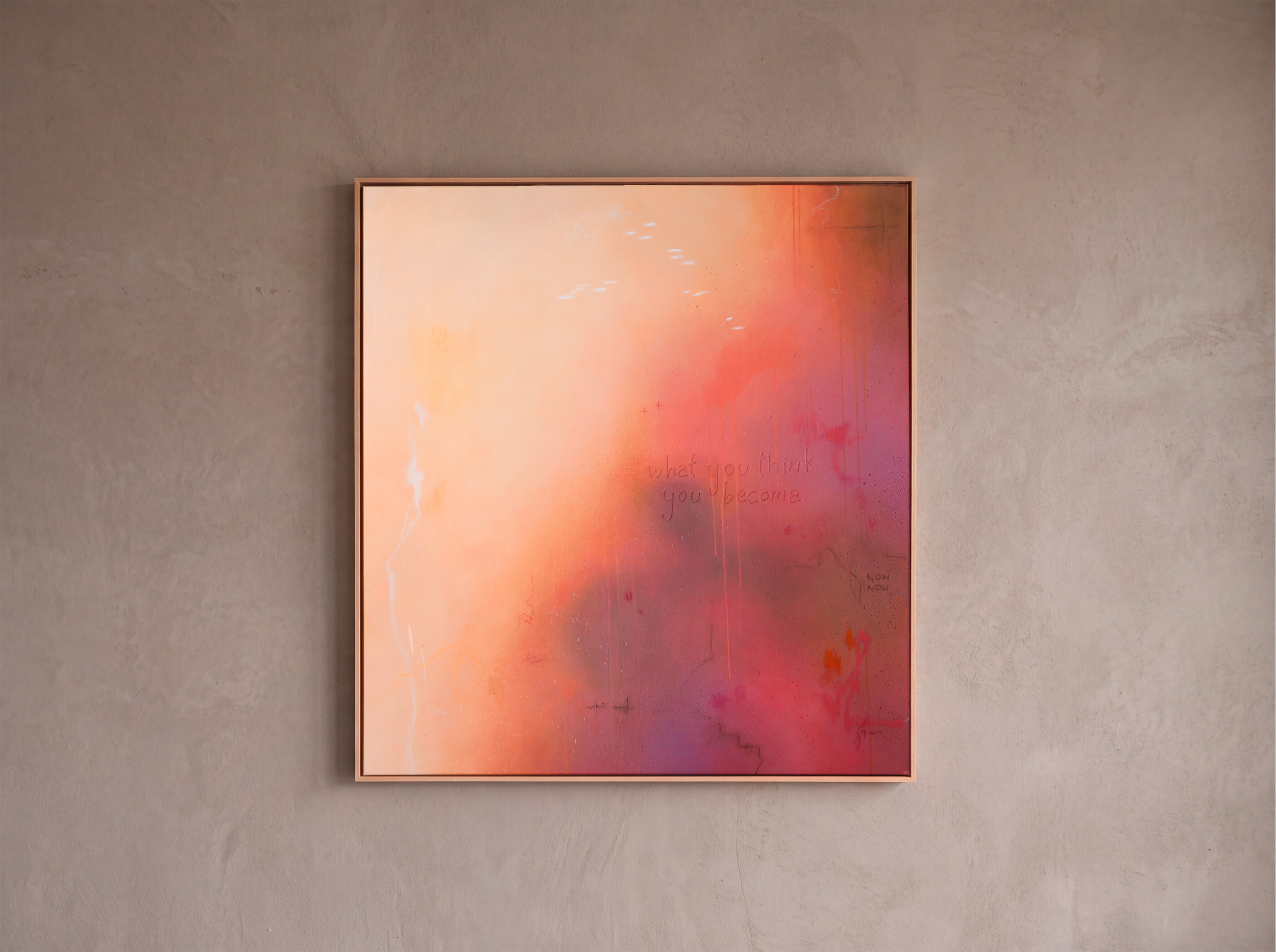 Großformatiges, abstraktes Kunstwerk mit warmen Farbverläufen in Rosa, Orange und Lila an einer graunen, glatt gestrichenen Wand in einem hochwertigen Schattenfugenrahmen aus massiver Eiche