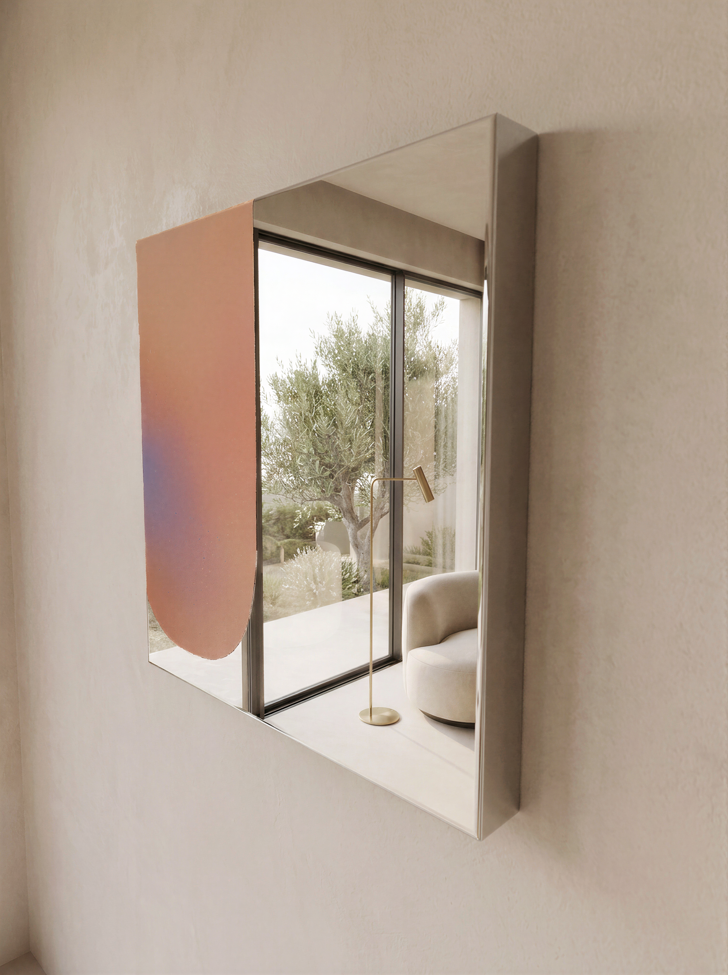 Modernes Spiegel Artwork, das in sanften Pastellfarben auf spiegelpoliertem Edelstahl gestaltet ist.  Man sieht im Spiegel ein Loft Apartment mit Blick auf Olivenbäume im Garten, davor ein geschwungenes Bouclé-Sofa, hochwertige Innenarchitektur.