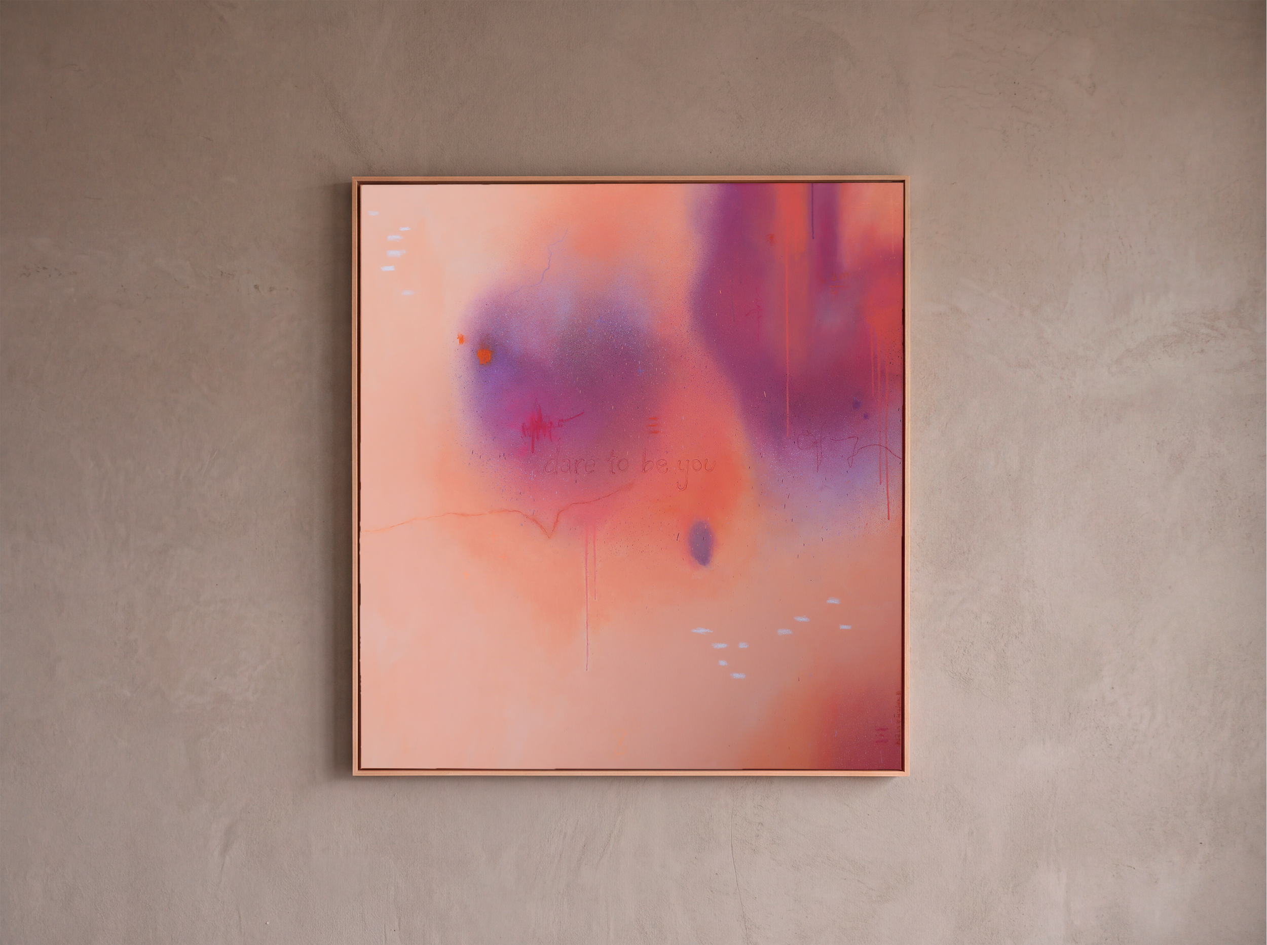 Ein stilisiertes, abstraktes, großformatiges Kunstwerk mit Pastellfarben in einem hochwertigen Schattenfugenrahmen an einer grauen, glatt gestrichenen Wand.