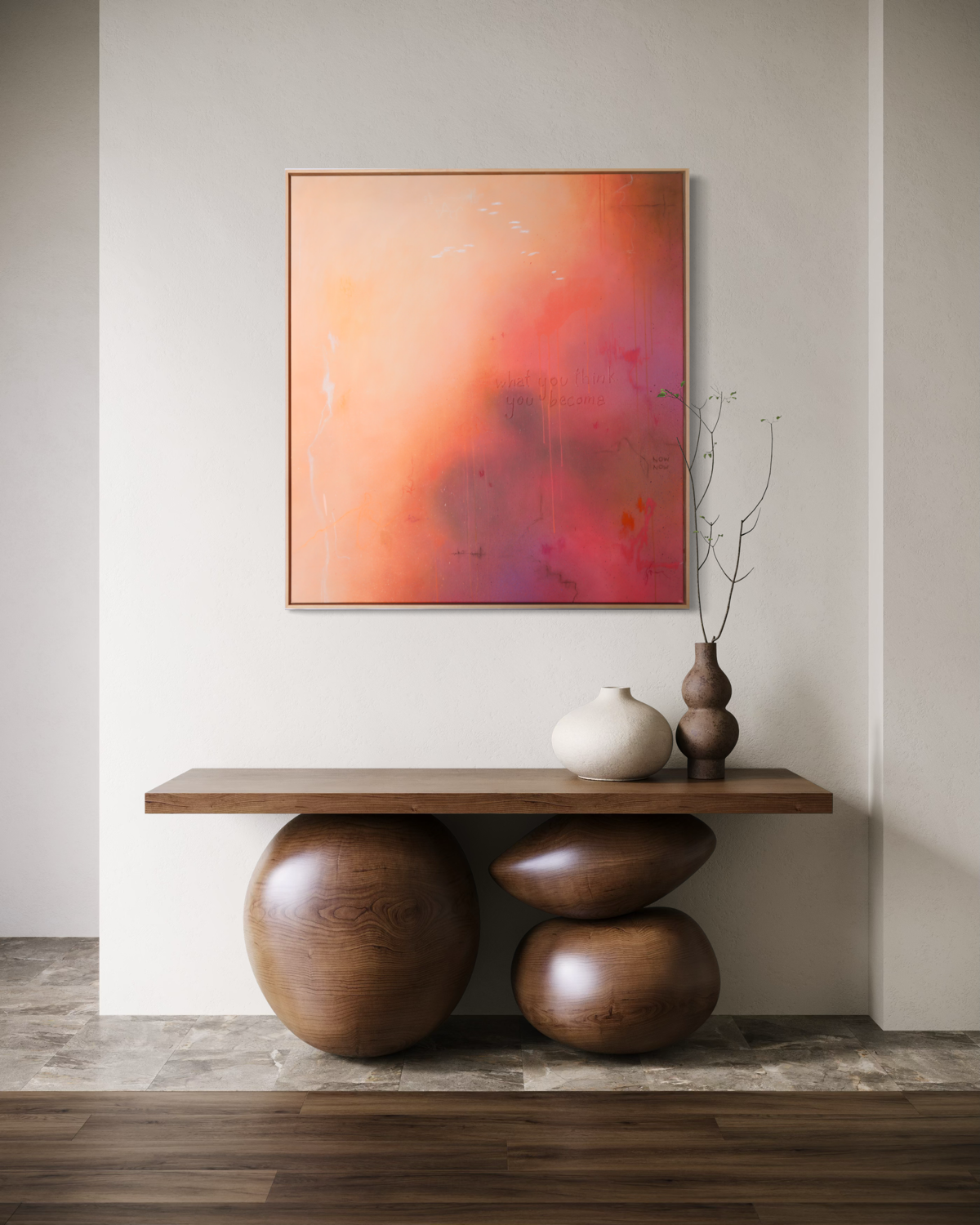 Abstraktes, großformatiges Wandbild in warmen Rot- und Rosétönen über einer Designerkonsole aus Holz mit Keramik und einer Pflanze.
