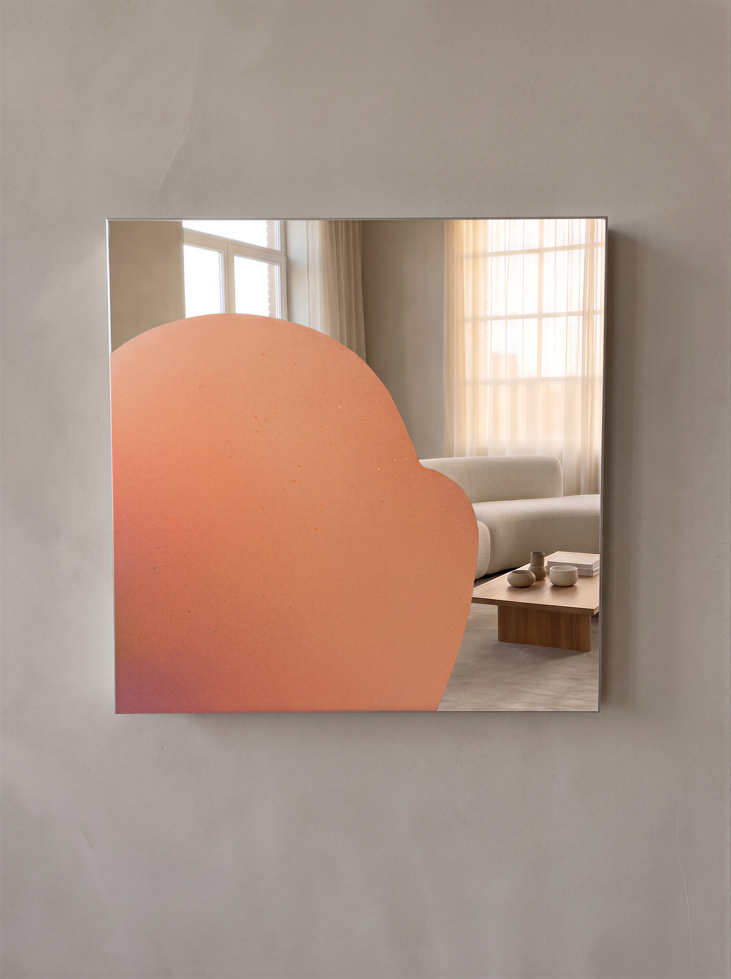 Modernes Spiegel Artwork, das in sanften Pastellfarben auf spiegelpoliertem Edelstahl gestaltet ist.  Man sieht im Spiegel ein Loft Apartment mit Sofa, großen Fenstern und hochwertiger Innenarchitektur.