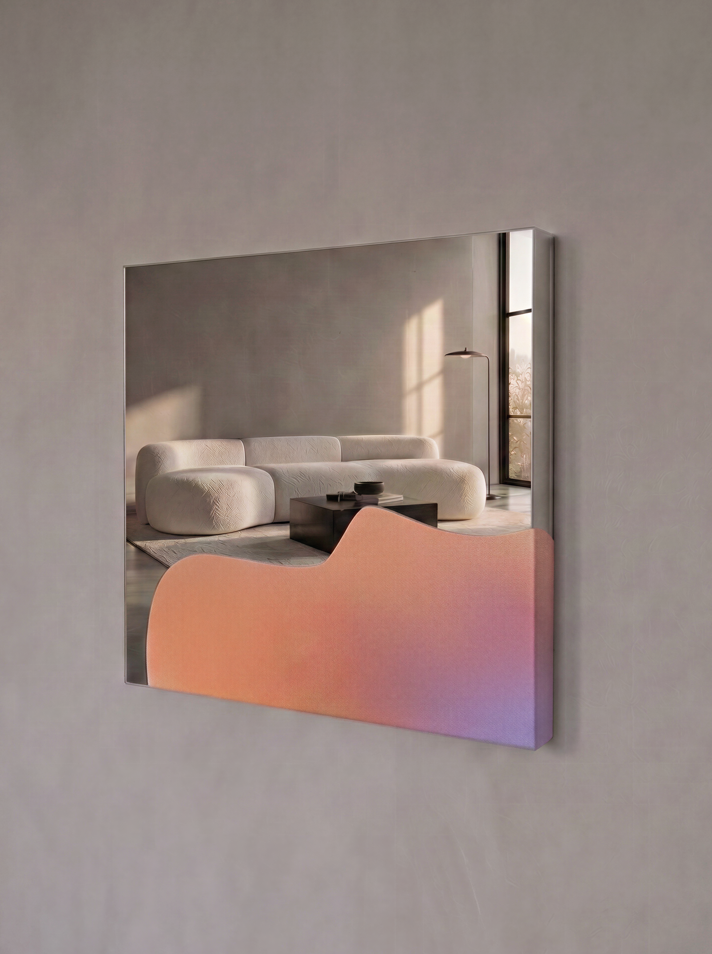 Modernes Spiegel Artwork, das in leuchtenden Pastellfarben auf spiegelpoliertem Edelstahl gestaltet ist. Es zeigt einen hochwertig eingerichteten Raum im Loft-Charakter mit hohen Fenstern und einem Bouclé-Sofa mit Couchtisch. Sanftes Abendlicht.