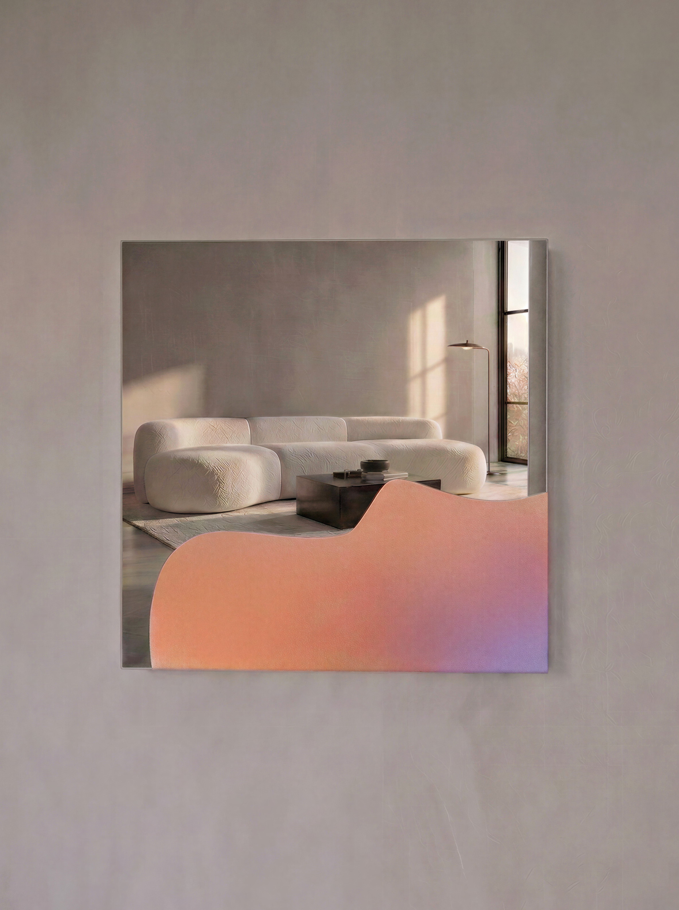 Edles Artwork auf spiegelpoliertem Edelstahl zeigt Innenaufnahme eines minimalistischen Wohnzimmers mit weißem Sofa, dunkelgrauem Couchtisch, Hänge-Lampe, großem Fenster mit Blick nach draußen, in warmem Tageslicht.