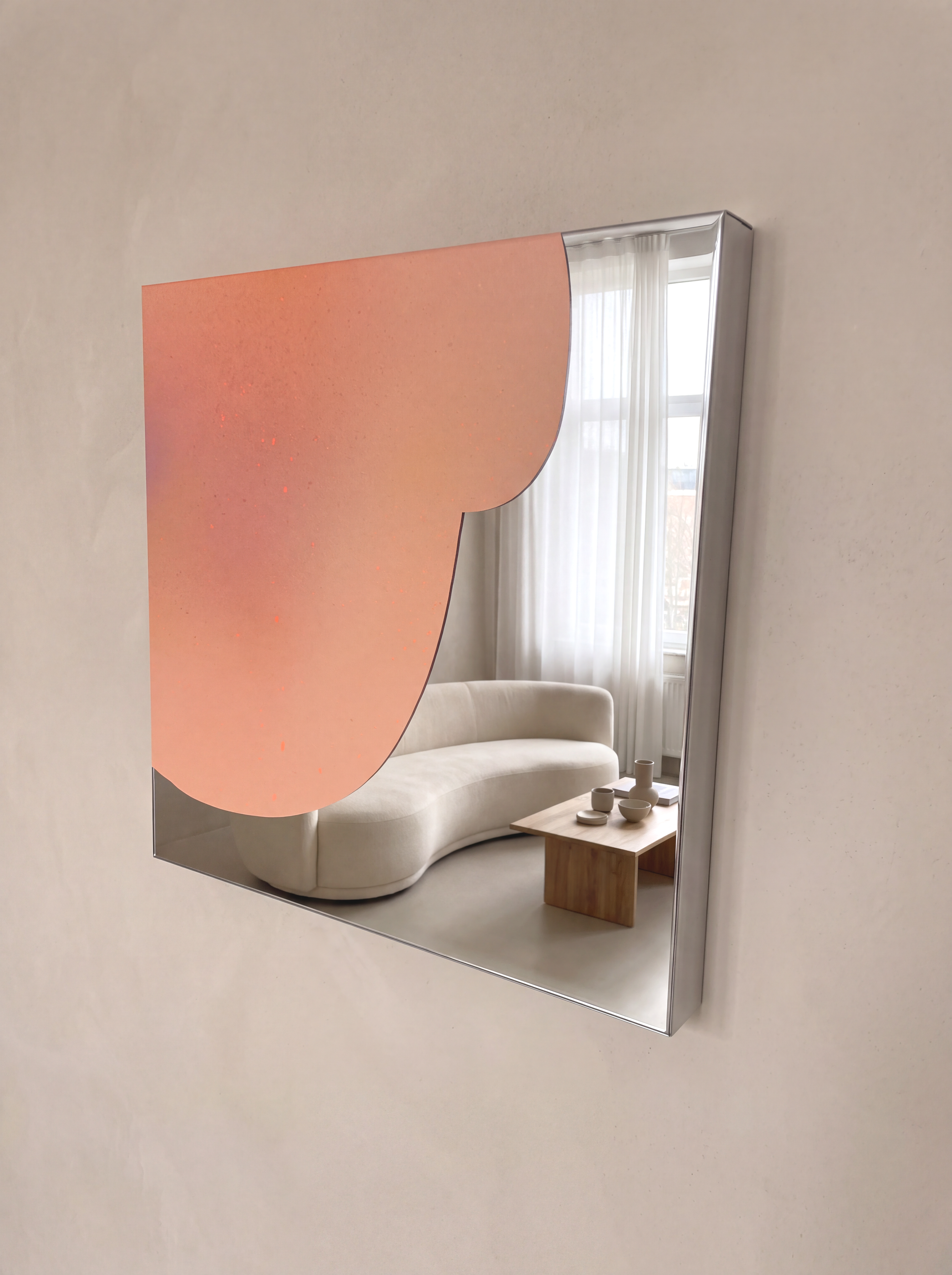 Ein modernes Artwork auf spiegelpoliertem Edelstahl, mit leuchtenden Pastellfarben, zeigt einen Loft-Raum mit beigem, geschwungenem Sofa, großen Fenstern mit Vorhängen und einem Designer Couchtisch.