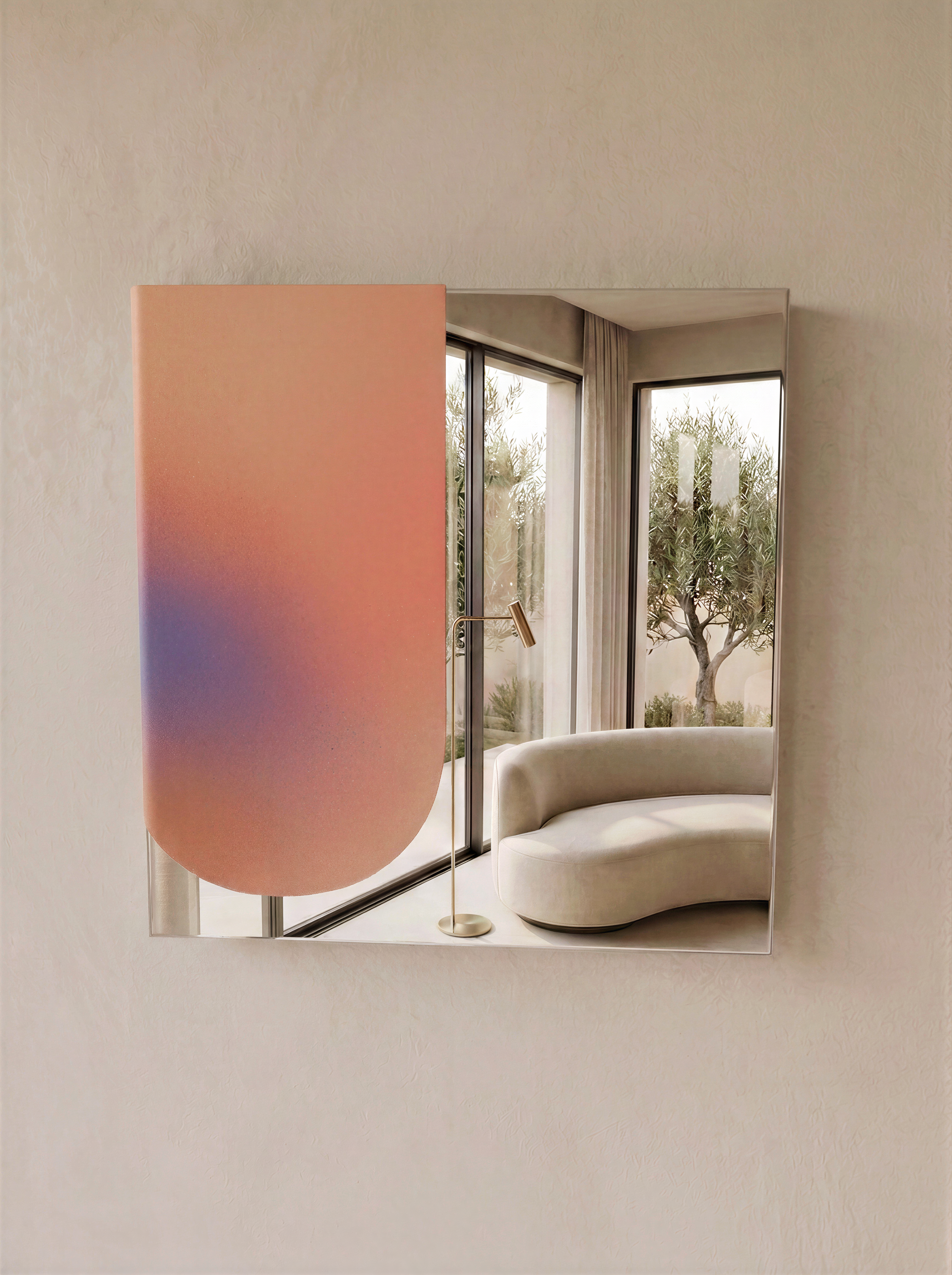 Modernes Spiegel Artwork, das in sanften Pastellfarben auf spiegelpoliertem Edelstahl gestaltet ist.  Man sieht im Spiegel ein Loft Apartment mit Blick auf Olivenbäume im Garten, davor ein geschwungenes Bouclé-Sofa, hochwertige Innenarchitektur.