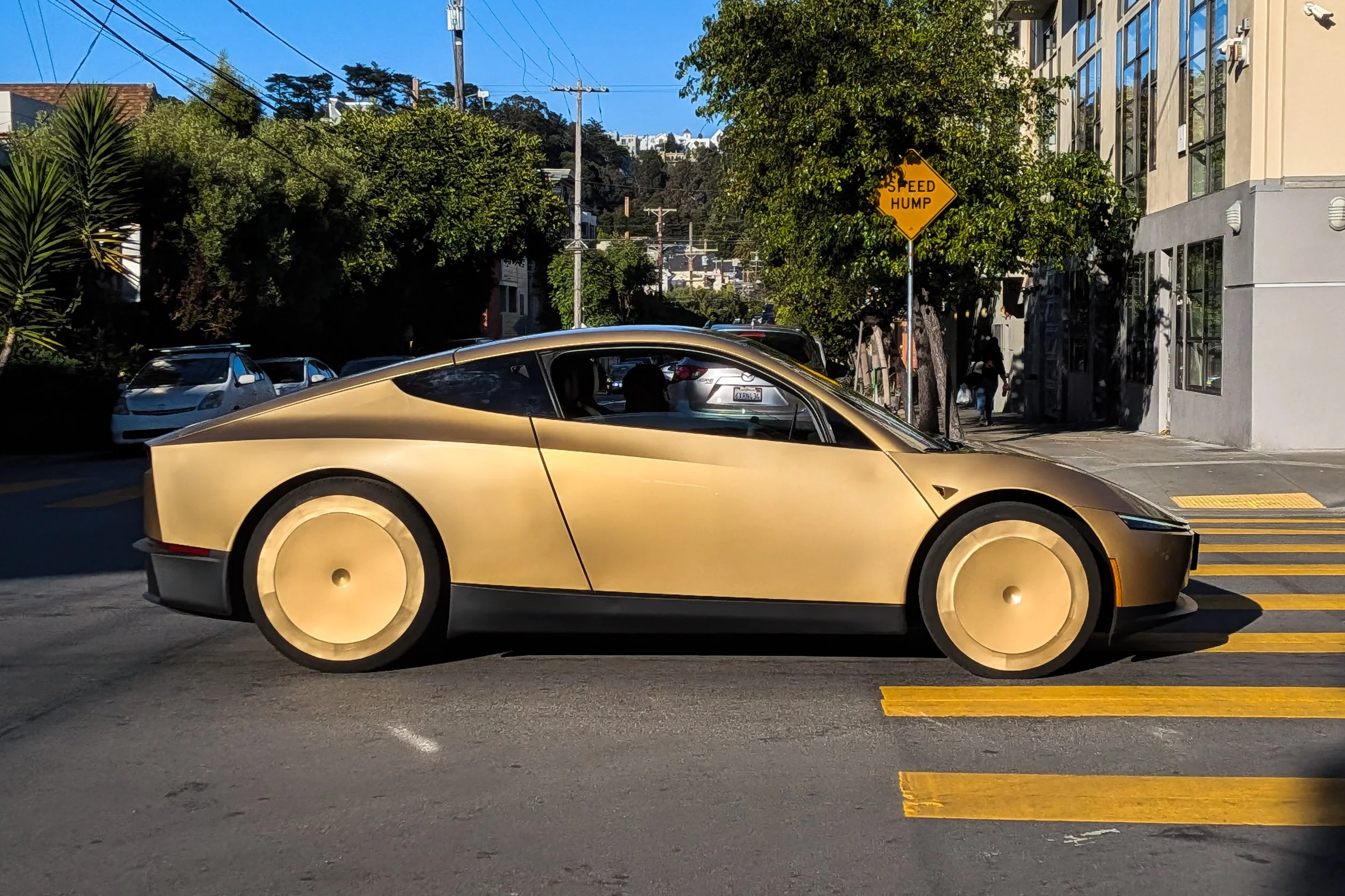 Voiture autonome Tesla Cybercab dans une rue de San Francisco. Photo 9yz, Wikimedia Commons, CC BY 4.0