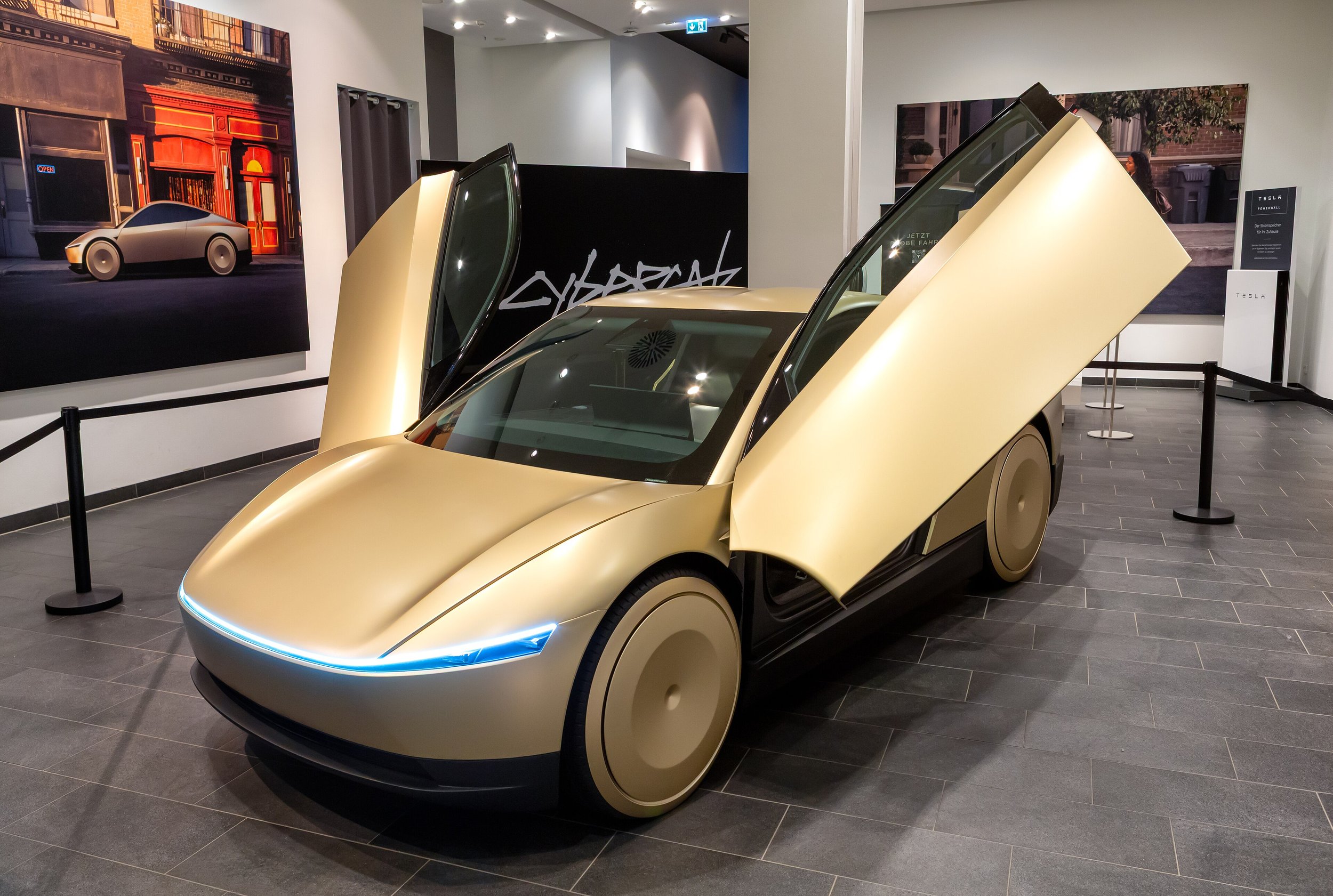 Tesla Cybercab, portes ouvertes, exposé à Berlin en 2024. Photo Avda, Wikimedia Commons, CC BY-SA 4.0