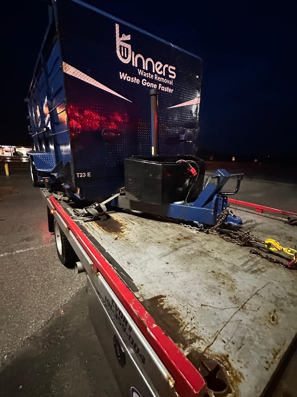 A trailer that lost a wheel