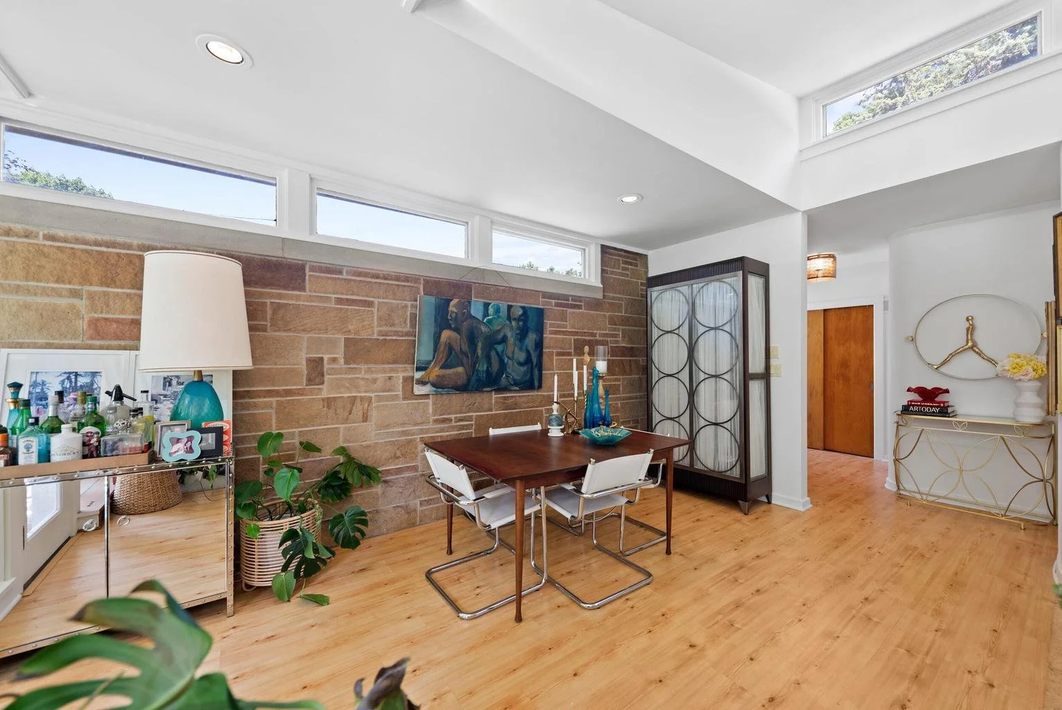19 Greenacres Dining Towards Foyer_8.jpg