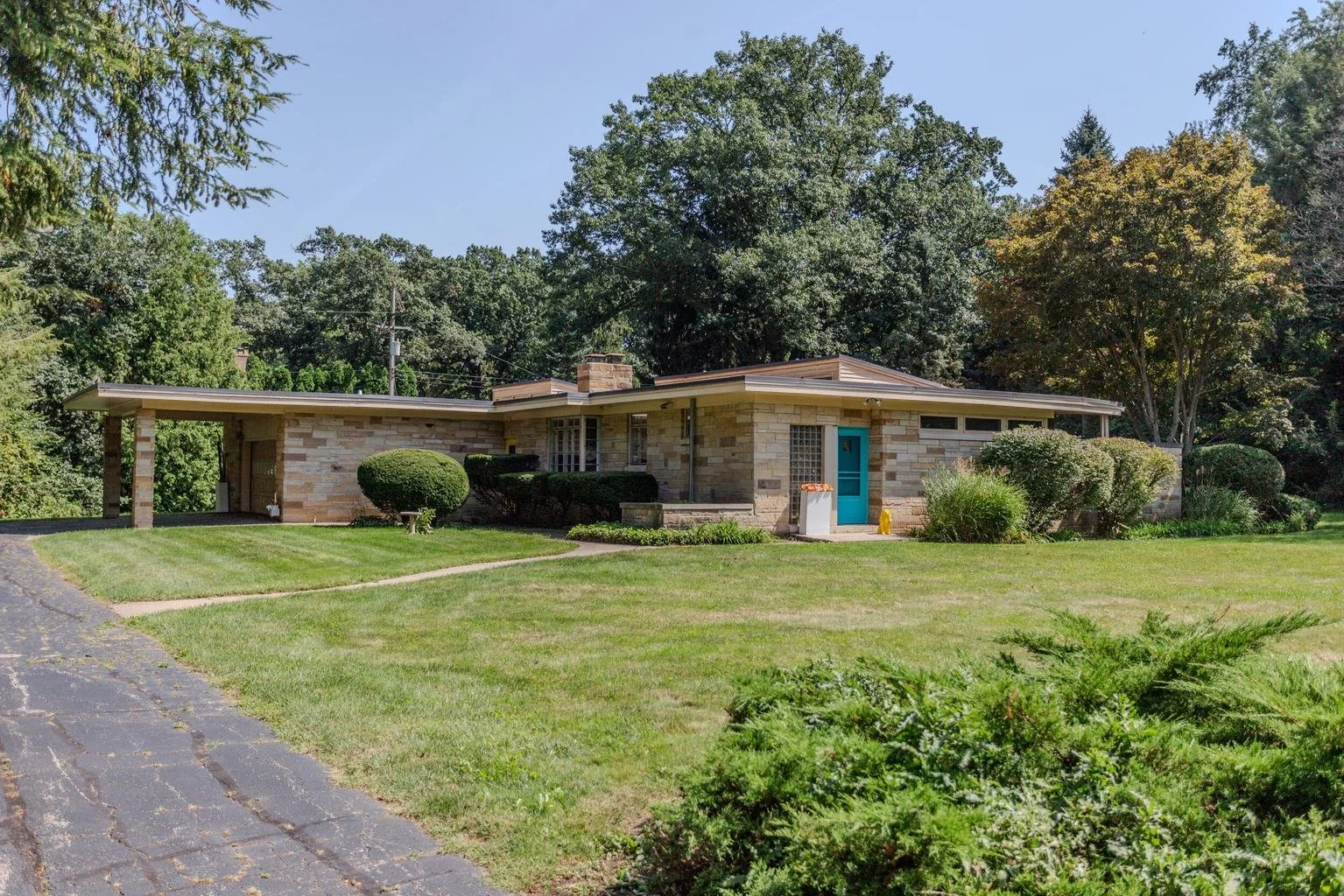 19 Greenacres Exterior Close-Up_2.jpg